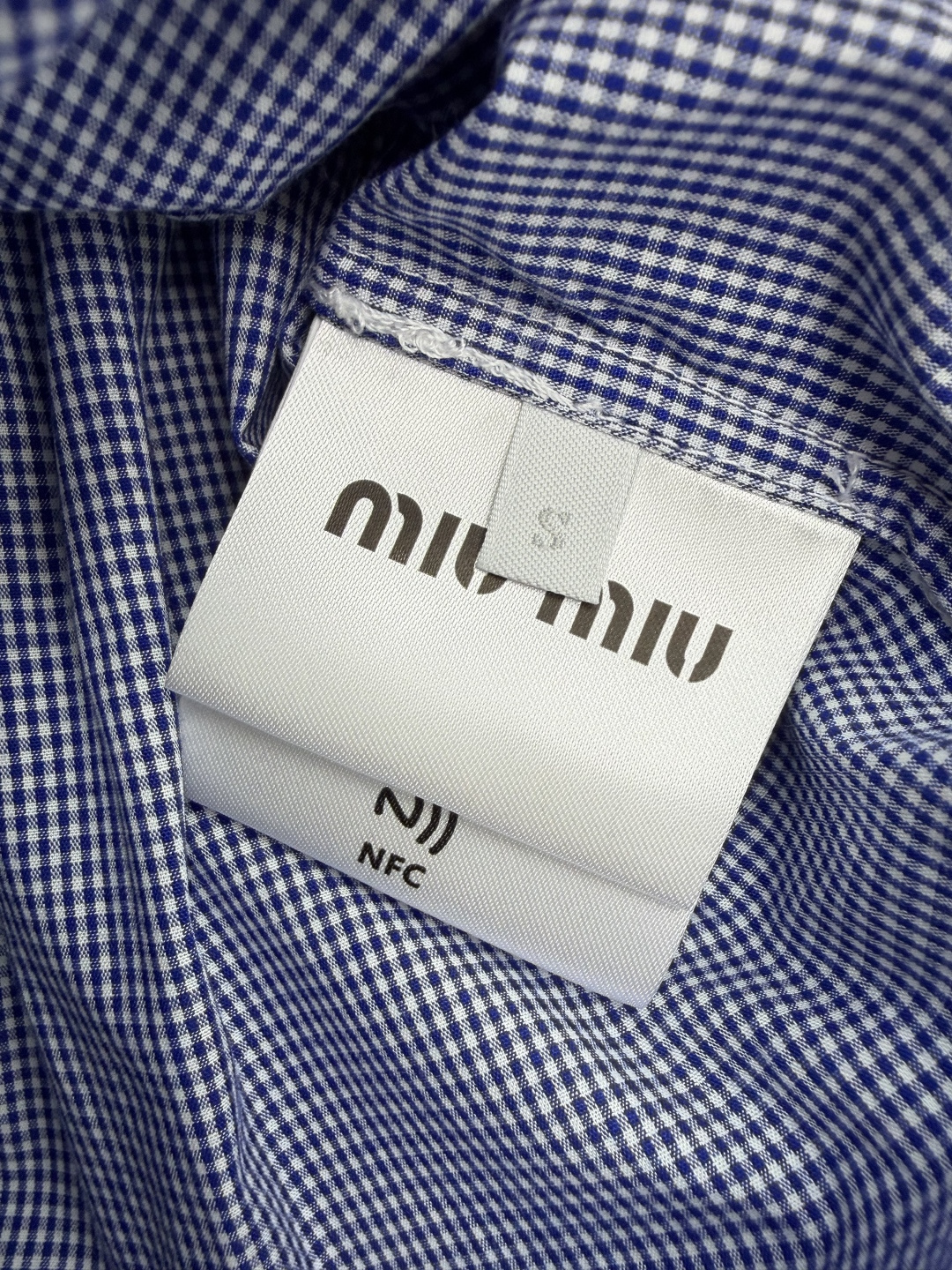🔥🔥miumi*26新款蓝格纹搭片设计短裙 采用蓝白细格纹面料，清新复古，自带春日氛围感 腰部侧边系带蝴