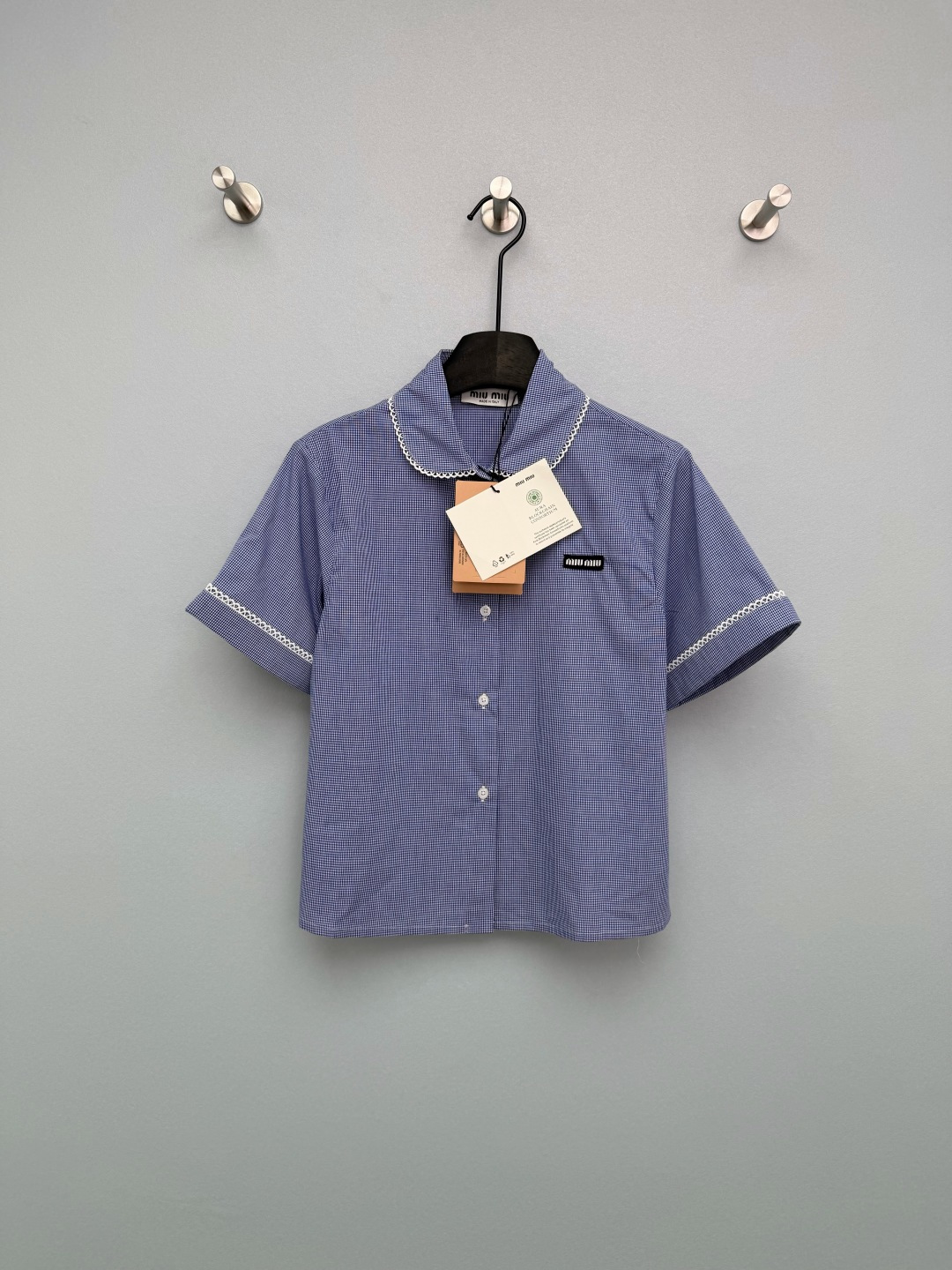 NO:776756,miumi*26 new blue plaid short-sleeved shirt is made of blue and white fine plaid fabric, fresh and retro, with a spring atmosphere. Loose short sleeves + short version, modify the shoulder line, elongate the proportion of the lower body. It is friendly to all body types and can be easily controlled by small people.  The collar and sleeves are spliced with white wavy lace, softening the toughness of the plaid, adding sweetness and tenderness, and adding a sense of laziness and design, which is different from ordinary shirts. There is a small black miu logo on the chest to strengthen brand recognition and is an iconic detail of the MIU style~ Monochrome size 3 SML, Miu Miu-clothing, miumiu, shirts, T-shirt,19860909miumi*26新款蓝格纹短袖衬衣 采用蓝白细格纹面料,清新复古,自带春日氛围感 宽松落短袖+短款版型,修饰肩线,拉长下半身比例,对各种身材都很友好,小个子也能轻松驾驭 领口、袖边拼接白色波浪形蕾丝花边,柔化格纹的硬朗感,增添甜美与温柔感,增加慵懒感与设计感,区别于普通衬衫.胸前带有黑色miu小标章仔,强化品牌辨识度,是MIU系风格的标志性细节~ 单色3码SML,缪缪-服装,miumiu,shirts,T-shirt,,Women's clothing