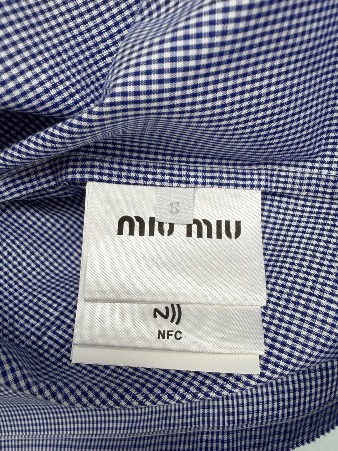 🔥🔥miumi*26新款蓝格纹短袖衬衣 采用蓝白细格纹面料，清新复古，自带春日氛围感 宽松落短袖+短款版