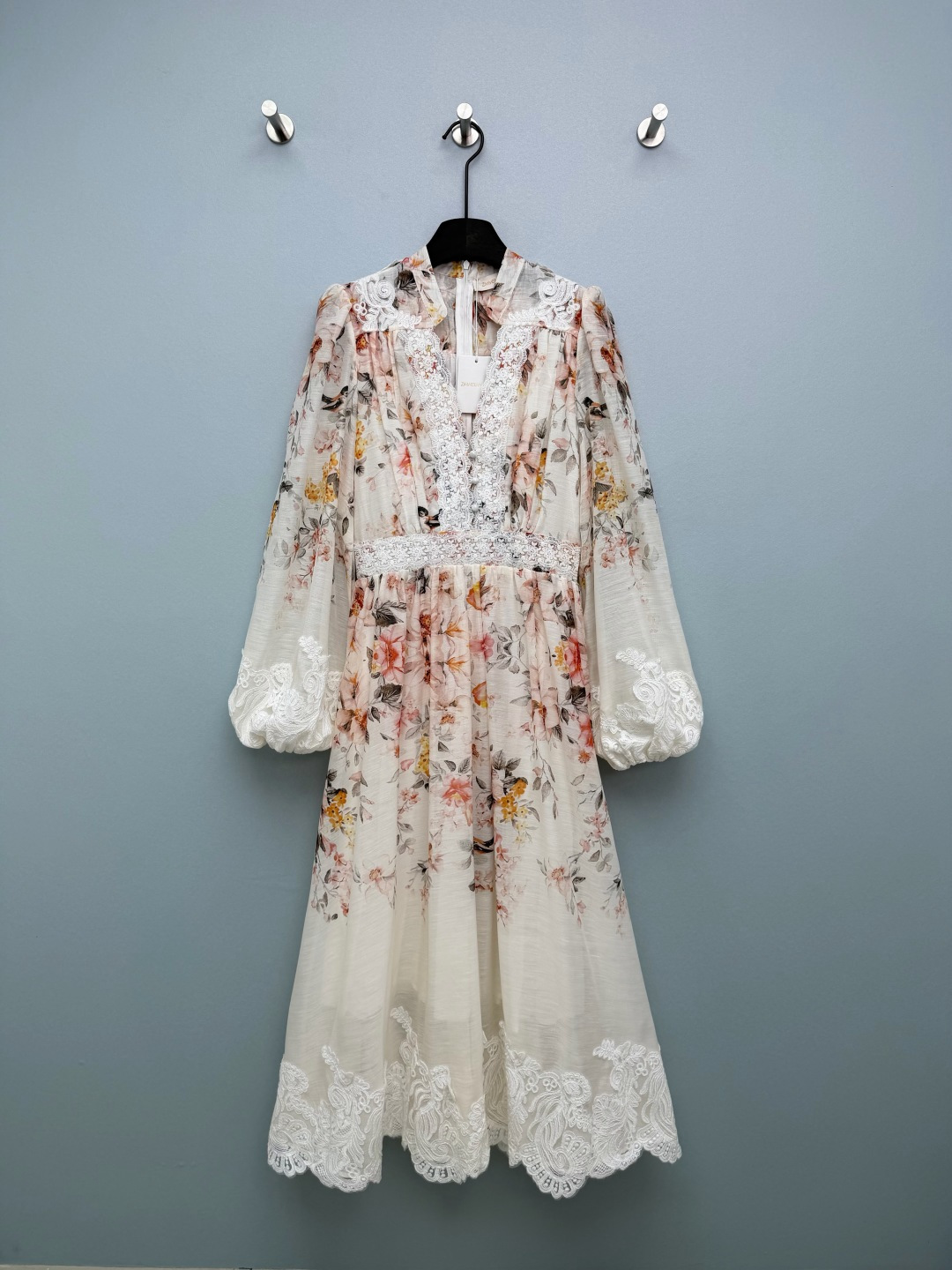 NO:776746,Zimmerman  26 new heavy-duty embroidered water-soluble lace dress (long style) with off-white background and warm pink-orange floral print. The color is soft and layered, with a spring romantic feel, retro and white. The neckline, placket, waist, cuffs, and skirt are all made of heavy-duty white lace. The hollow patterns are delicate and complex, which enhances the overall sophistication and sense of luxury, and outlines the lines for a more feminine look. The front waist, cuffs, and skirt are all trimmed with white Lurex.  The cuffs are tightened into puff sleeves, the waist is tightened and the skirt is oversized. The material is full of sincerity. The whole body is embellished with hollow trim details, showing a fresh and elegant temperament. 1 color, 4 sizes, SMLXL, Zimmerman-clothing, skirts,19860909Zimmerman*兹/默曼 26新款重工刺绣水溶花边连衣裙（长款)米白底色搭配暖调粉橘花卉印花,色彩柔和层次丰富,自带春日浪漫感,复古又显白.领口、门襟、腰部及袖口、裙摆处均采用重工白色蕾丝花边,镂空花纹细腻繁复,提升整体精致度与高级感,勾勒线条更显柔美.前襟腰间袖口裙摆均已白色卢勒克斯饰边 袖口收紧变成泡泡袖 腰身收腰裙身超大摆用料诚意满满 整体点缀了镂空饰边细节,彰显了清新的典雅气质 1色4码SMLXL,兹默曼-服装,skirts,,Women's clothing