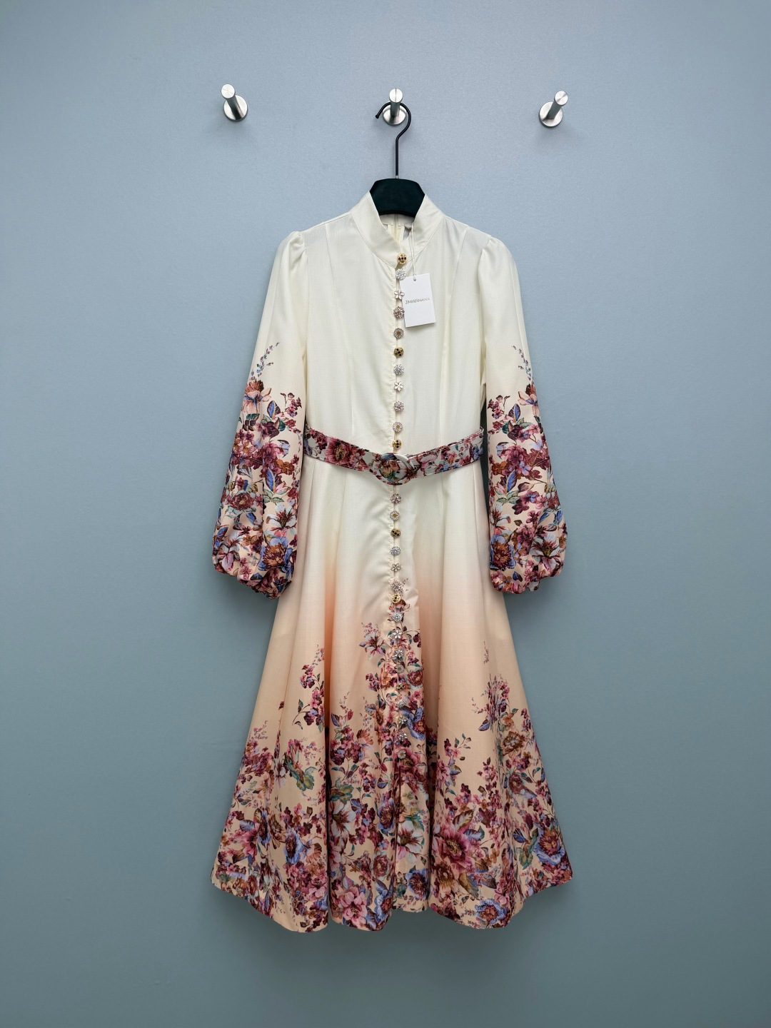 NO:776740,Zimmerman*26 new model stand collar multi-button long-sleeved dress (long style) off-white gradient to warm apricot as the base color  The cuffs and skirt are made of high-density positioning floral prints, and the colors transition naturally from light to dark, visually showing a sense of hierarchy and luxury. The placket is inlaid with multi-shaped decorative buttons of various shapes, including daisy enamel buttons, rhinestone flower buttons, gemstone buttons, etc., each of which is exquisite and sparkling.  It becomes the visual focus and restores the retro palace details. The stand-up collar + lantern sleeve design modifies the shoulder and neck lines while hiding arm fat; the high waist + wide belt of the same color (with round decorative buckle) perfectly outlines the waistline, and the A-line large skirt covers the crotch and makes you look slimmer, and is friendly to all body types!  Solid color size 4 SMLXL, Zimmerman-clothing, skirts,19860909Zimmerman*26新款立领多宝扣长袖连衣裙（长款）米白渐变至暖杏色为底色 袖口与裙摆处采用高密度定位碎花印花,色彩由浅入深过渡自然,视觉上更显层次与高级感.门襟处镶嵌多种造型的多宝装饰纽扣,包括雏菊珐琅扣、水钻花扣、宝石扣等,每一颗都精致闪耀,成为视觉焦点,还原复古宫廷细节.立领+灯笼袖设计,修饰肩颈线条同时藏住手臂赘肉；高腰收腰+同花色宽版腰带（带圆形装饰扣）,完美勾勒腰线,A字大裙摆遮胯显瘦,对各种身材友好！单色4码SMLXL,兹默曼-服装,skirts,,Women's clothing