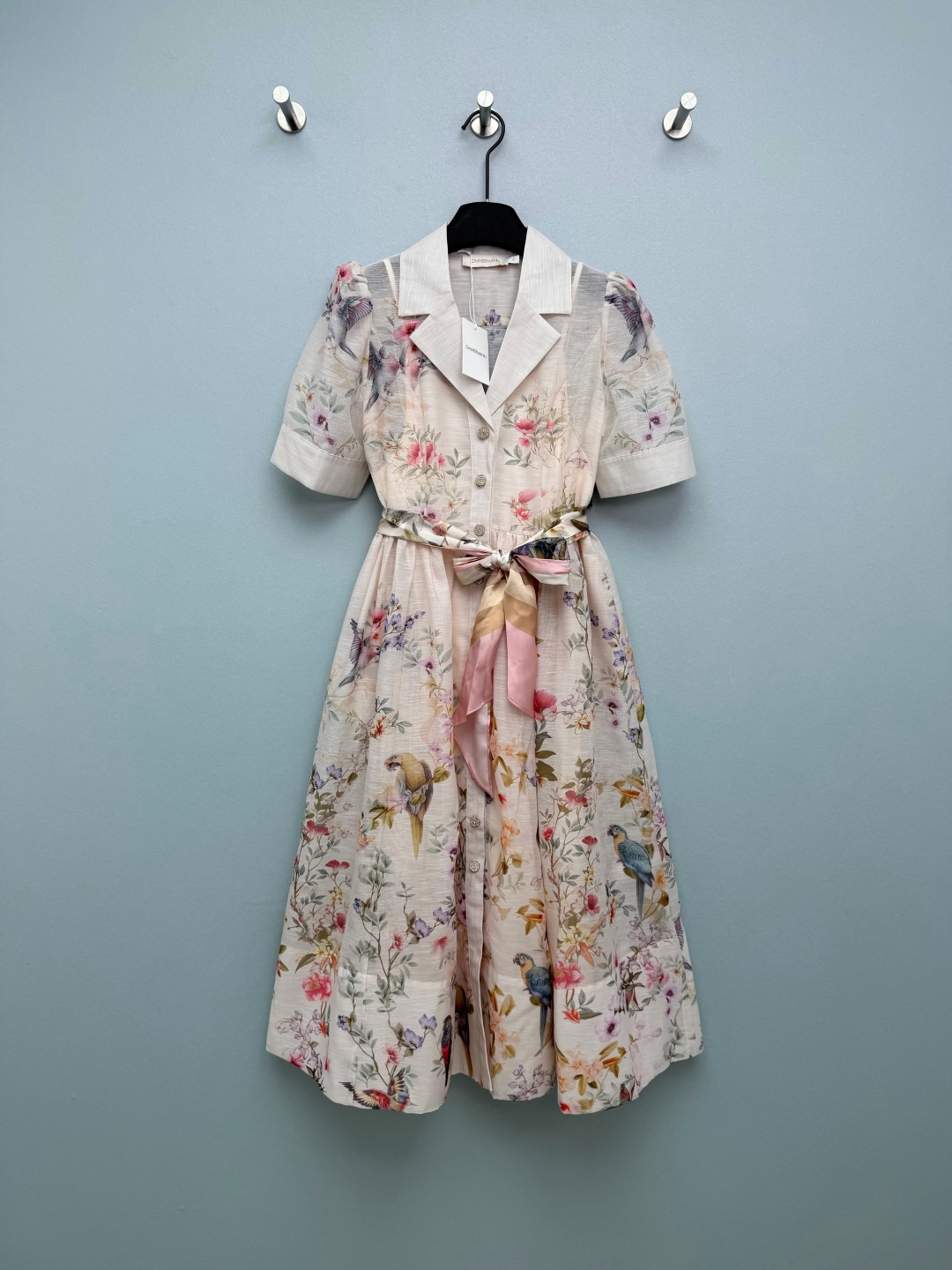 NO:776743,Zimmerman*26 new flower and bird print lapel short-sleeved silk scarf belt dress  The skirt is fully printed with watercolor-style flower and bird patterns, with parrots and sparrows flying among the flowers and leaves. The colors are soft and layered, with natural poetry and a sense of retro oil painting. The lapel + short-sleeve design is neat and capable; the placket is inlaid with diamond-filled decorative buttons, which is exquisite  It shines and enhances the overall sense of luxury. The gradient silk scarf belt of the same series can be tied freely, which can not only outline the waistline, but also serve as a visual decoration, adding a sense of gentleness and romance. The watercolor flower and bird print is really so smart and welds the 'natural feeling of spring' to the body.  2 colors and 4 codes SMLXL, Zimmerman-clothing, skirts, T-shirt,19860909Zimmerman*26新款花鸟印花翻领短袖丝巾腰带连衣裙 裙身满印水彩风花鸟图案,鹦鹉、彩雀穿梭于繁花枝叶间,色彩柔和层次丰富,自带自然诗意与复古油画感.翻领+短袖设计,利落干练；门襟处镶嵌满钻装饰纽扣,精致闪耀,提升整体华贵感.同系列渐变丝巾腰带,可自由系结,既能勾勒腰线,又作为视觉装饰,增添温柔浪漫感.水彩风花鸟印花真的太灵动了把“春日自然感”焊在身上了 2色4码SMLXL,兹默曼-服装,skirts,T-shirt,,Women's clothing