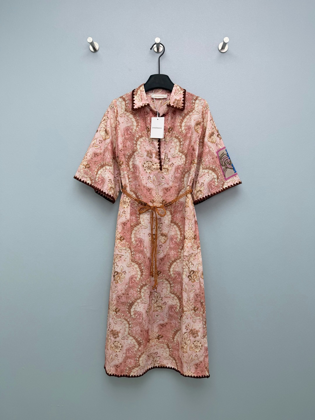 NO:776730,Zimmerman*26 new light pink paisley pattern shirt dress (long style) Bohemian light luxury style, combines retro patterns with casual styles, full of exotic vacation atmosphere~ Light foundation + brown gold retro pattern, it is like rubbing the Mediterranean sunshine and exotic style into the fabric, the imitation linen blended texture is breathable and comfortable, and it is not boring to wear in summer~  Brown crochet piping + interesting patches on the sleeves, the details are full yet delicate, the customized belt can be salty or sweet, the loose version hides the flesh and makes you look slimmer, pear-shaped sisters close their eyes!  2 colors and 4 codes SMLXL, Zimmerman-clothing, skirts, shirts,19860909Zimmerman*26新款浅粉佩斯利花纹衬衫裙（长款）波西米亚轻奢风,将复古纹样与休闲版型结合,充满异域度假氛围~ 浅粉底+棕金复古花纹,像把地中海的阳光与异域风情揉进面料里,仿亚麻混纺的肌理感透气又舒服,夏天穿完全不闷～ 棕色钩花滚边+袖部趣味补丁,细节拉满又不失精致,定制腰带可盐可甜,宽松版型藏肉显瘦,梨形身材姐妹闭眼冲！2色4码SMLXL,兹默曼-服装,skirts,shirts,,Women's clothing