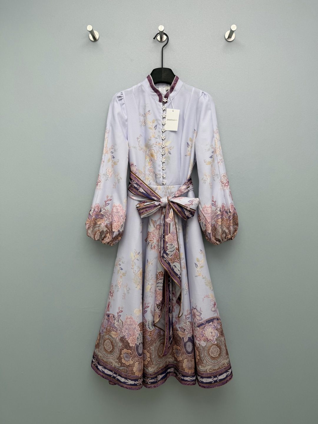 NO:776735,Zimmerman* 26 new silk scarf belt stand-up collar long-sleeved dress. The stand-up collar + Chinese plate button flower-shaped button design incorporates oriental charm. Lantern sleeves + large A-line skirt restores the retro European palace feel. The style is unique and highly recognizable.  Fully printed with warm-toned flowers and paisley patterns, the colors are rich in layers. The wide-edge positioning printing on the cuffs and skirt strengthens the visual highlights, making it retro and noble. With the same color silk scarf and belt, you can instantly transform into an hourglass figure. The soft pink is gentle and white, and the elegant purple is cool and noble, which directly fills the atmosphere!  This dress perfectly demonstrates 'Oriental elegance + European palace'!  2 colors and 3 codes SMLXL, Zimmerman-clothing, skirts,19860909Zimmerman*兹/默曼 26新款丝巾腰带立领长袖连衣裙 立领+中式盘扣式花形纽扣设计,融入东方韵味 .灯笼袖+大摆A字裙,还原欧式宫廷复古感,风格独特且辨识度极高. 满印暖调花卉与佩斯利纹样,色彩层次丰富,袖口与裙摆处的宽边定位印花,强化视觉亮点,复古又显贵.同花色丝巾腰带一系,秒变沙漏身材,温柔粉温婉显白,淡雅紫清冷显贵,氛围感直接拉满！这条连衣裙把“东方雅致+欧式宫廷”玩明白了！2色3码SMLXL,兹默曼-服装,skirts,,Women's clothing