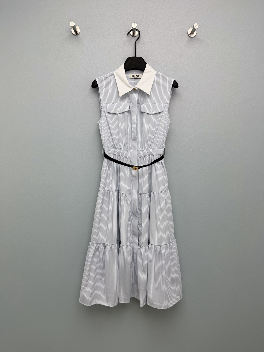 NO:776721,Miumi*26 new sleeveless striped shirt dress light blue pinstripes + white lapels, with a refreshing college atmosphere, the sleeveless design is also super cool to wear in summer~ The multi-layered pleated skirt increases the fluffiness and agility of the dress, making it lighter when walking, weakening the formal feeling of the stripes. The back collar logo echoes the metal buckle of the belt, injecting a sense of exquisite luxury on the basis of simplicity, in line with Miu's 'sweet and cool girl' brand tone. Paired with a customized belt  The waistline is instantly raised, and the cake pleated skirt is windy when walking, gentle and smart, and it completely looks like a wealthy daughter. Monochrome size 3 SML, Miumiu-clothing, miumiu, skirts, shirts,19860909Miumi*26新款无袖条纹衬衫连衣裙 浅蓝细条纹+白色翻领,自带清爽的学院气息,无袖设计夏天穿也超凉快～多层褶皱裙摆增加了裙装的蓬松感与灵动感,行走时更显轻盈,弱化条纹的正式感.后领logo与腰带金属扣头形成呼应,在简约基础上注入精致奢华感,符合Miu系“甜酷少女”的品牌调性.搭配定制皮带 腰线瞬间拔高,蛋糕褶裙摆走路带风,温柔又灵动,完全是富家千金既视感单色3码SML,缪缪-服装,miumiu,skirts,shirts,,Women's clothing