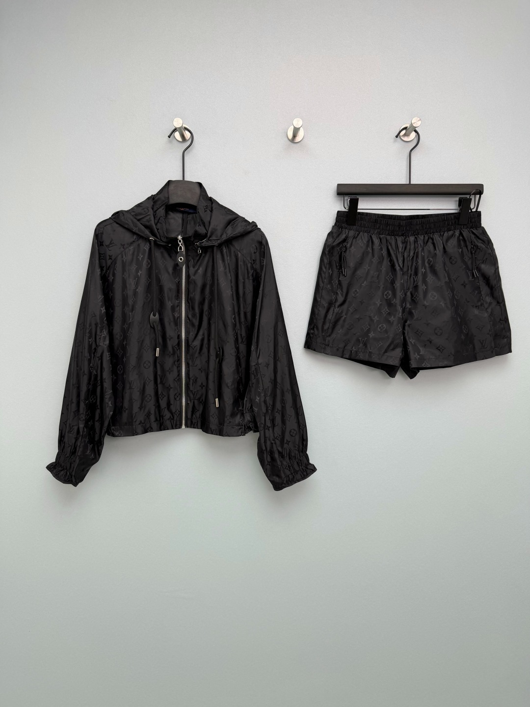 NO:776745,Louis Vuitto*26 new all-print hooded shorts suit, a combination of hooded short jacket + shorts from the same series. The hood is removable and made of light nylon fabric.  The fabric is light and breathable, so it is not stuffy to wear in summer. The classic Monogram is integrated into the fabric texture, showing a delicate luster under the light, which not only retains the brand recognition but avoids exaggeration. The jacket is a short hooded design, with raglan sleeves + elastic cuffs/hem, and a front zipper closure; the shorts are a high-waisted A-line version, with an elastic waist + side zipper pockets, and the length is in the middle of the thigh, visually elongating the proportions of the legs. Who can resist a fairy suit that you don’t have to think about matching when going out?  The black model is cool and slimming, while the white model is clean and refreshing. I want to wear both colors!  2 colors 3 codes SML,Louis Vuitton-clothing,louis vuitton,louis vuitton,shorts,jackets & coats,hats,19860909Louis Vuitto*26新款满印连帽短裤套装 连帽短款外套+同系列短裤的组合 帽子可拆卸 采用轻薄尼龙面料 面料轻薄透气,夏天穿也不闷,经典Monogram融入面料肌理,在光线下呈现细腻光泽感,既保留品牌辨识度又避免浮夸.外套为短款连帽设计,插肩袖+松紧袖口/下摆,前襟拉链开合；短裤为高腰A字版型,松紧腰头+侧拉链口袋,长度在大腿中部,视觉上拉长腿部比例.谁能拒绝一套出门不用想搭配的神仙套装啊！黑色款酷飒又显瘦,白色款干净又清爽,两种颜色都想all in！2色3码SML,路易威登-服装,louis vuitton,louis vuitton,shorts,jackets & coats,hats,,Women's clothing