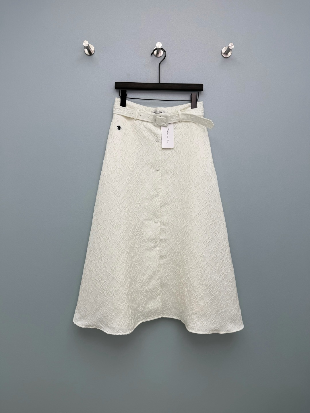 NO:776729,Dio*26's new jacquard A-line skirt. The all-over three-dimensional floral jacquard texture is full of texture. You can tell the texture is amazing when you touch it. The milky white is so gentle that it shines, and the black is cool and high-end. I want to have both colors in!  The little bee embroidery on the waist is so irritating to me. It is low-key and elegant, and the details are ecstatic. The same fabric belt + front button, full of retro feel, and the waistline can be adjusted freely. The high-waisted A-line version hides the flesh and makes you look slimmer. Sisters with pear-shaped figures can close their eyes!  2 colors and 4 codes SMLXL, Dior-clothing, dior, dior, skirts,19860909Dio*26新款提花A字半身裙 满版立体花卉提花肌理感拉满,摸上去就知道质感绝了 奶白色温柔到发光,黑色又酷又高级,两种颜色都想all in！腰头的小蜜蜂刺绣太戳我了,低调又显贵,细节控狂喜 同面料腰带+前襟纽扣,复古感拉满,还能自由调节腰线 高腰A字大摆版型,藏肉显瘦,梨形身材姐妹闭眼冲！2色4码SMLXL,迪奥-服装,dior,dior,skirts,,Women's clothing