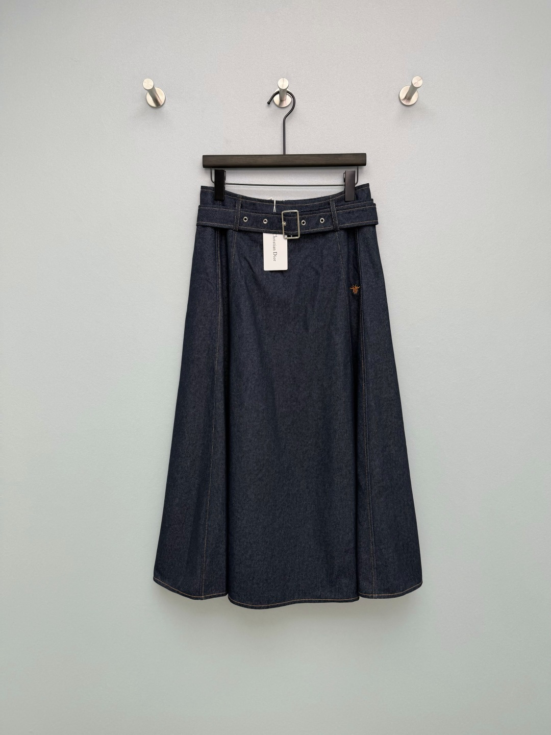 NO:776739,Dio*26's new denim A-line skirt has D's classic golden bee logo embroidered on the waist, low-key highlighting the brand identity and a highly recognizable light luxury detail.  The same denim fabric belt + silver square buckle allows the waistline to be adjusted freely, enhancing the retro workwear feel while optimizing the body proportions. It is made of heavy-weight primary color denim, with a solid and crisp texture, a retro-worn feel, durable and stylish, and not easy to deform. The classic navy blue denim color, with bright yellow stitching, has a strong retro atmosphere and is visually clean and neat. The high-waisted A-line version hides the flesh and makes you look slimmer. Sisters with pear-shaped figures must have this 'retro universal skirt' in their wardrobe!  Monochrome size 4 SMLXL, Dior-clothing, dior, dior, dior, skirts,19860909Dio*26新款牛仔A字半身裙 腰侧刺绣D家经典金色蜜蜂标识,低调彰显品牌身份,是辨识度极高的轻奢细节 同牛仔面料腰带+银色方扣,可自由调节腰线,强化复古工装感,同时优化身材比例.采用重磅原色牛仔布,肌理扎实挺括,自带复古做旧感,耐穿有型,不易变形.经典藏青牛仔色,搭配明黄色车线,复古氛围浓郁,视觉上干净利落.高腰A字大摆版型,藏肉显瘦,梨形身材姐妹闭眼冲 衣柜里必须有这条“复古万能裙”！单色4码SMLXL,迪奥-服装,dior,dior,dior,skirts,,Women's clothing