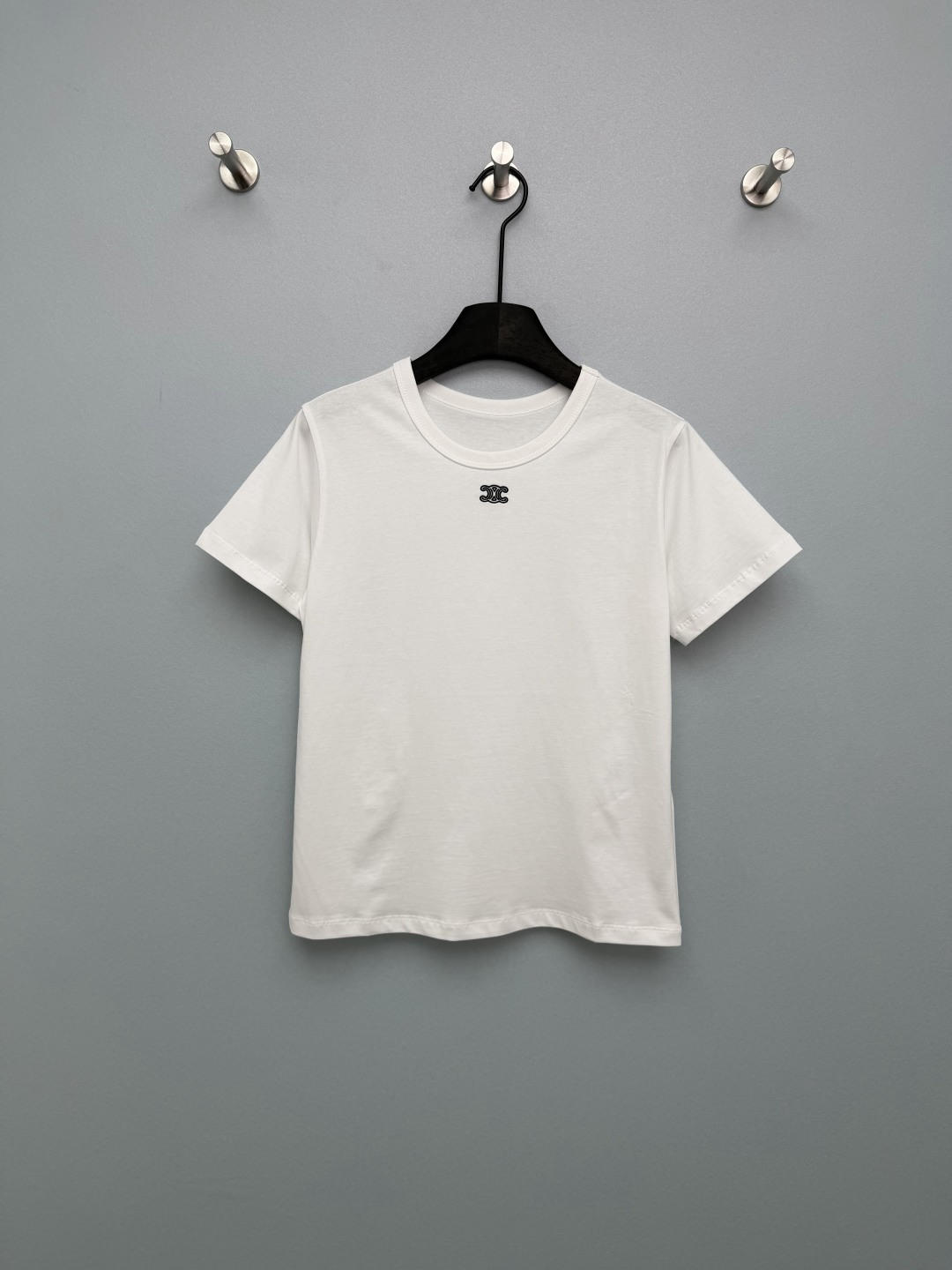 NO:776709,Celin*26 new model Arc de Triomphe small logo basic short-sleeved T-shirt. Minimalist version + mini Arc de Triomphe embroidery on the chest, low-key and high-end, not picky at all. The heather gray is lazy and casual, the white is clean and refreshing, you can’t go wrong when you close your eyes. The fabric is soft and skin-friendly pure cotton, which is not stuffy at all in summer. The shape is neat and not picky, and even a small person can wear a high waistline!  2 colors and 3 codes SML, Celine-clothing, celine, celine, T-shirt, tees, t-shirt,19860909Celin*26新款凯旋门小标基础款短袖T恤 极简版型+胸口迷你凯旋门刺绣,低调又高级,完全不挑人 麻灰色慵懒随性,白色干净清爽,闭眼入都不会错 面料是软糯亲肤的纯棉,夏天穿完全不闷,版型利落不挑人,小个子也能穿出高腰线！ 2色3码SML,赛琳-服装,celine,celine,T-shirt,tees，t-shirt,,Women's clothing