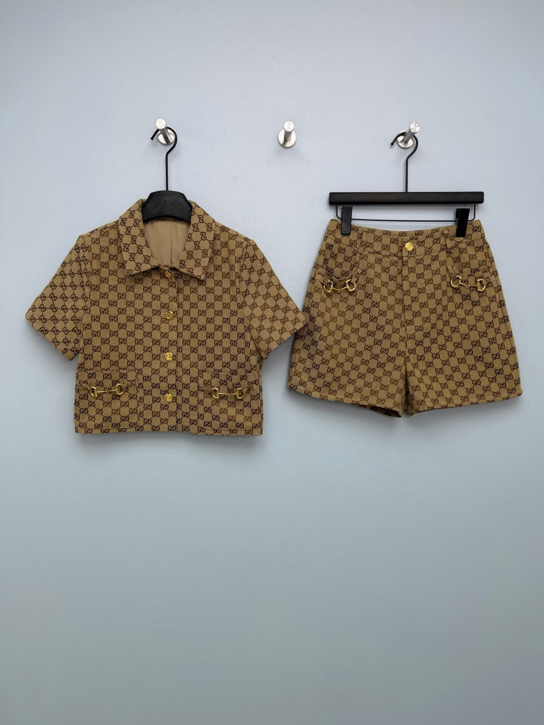 NO:776806,GUCC*26 new retro double G presbyopia all-over printed short-sleeved shirt + high waist shorts two-piece set, sold as a set. The whole set is made of jacquard fabric with classic double G presbyopia pattern.  The color is camel brown + dark coffee contrasting color, with a strong retro atmosphere. The top has short lapel + short sleeves, gold button closure on the front, and metal horsebit decoration on both sides of the hem, which makes it neat and tall. The bottoms are high-waisted A-line shorts, the pants shape modifies the leg shape, and the pockets are also decorated with metal  The horsebit buckle echoes the top. Camel brown background color + classic double G all-over printing, directly filling the retro atmosphere~Single color size 3 SML, Gucci-clothing, gucci, gucci, shorts, shirts, T-shirt,19860909GUCC*26新款复古双G老花满印短袖衬衫+高腰短裤两件套,整套出售 整采用提花带有经典双G老花图案面料 色调为驼棕+深咖撞色,复古氛围浓郁.上衣短款翻领+短袖,前襟金色纽扣开合,下摆两侧金属马衔扣装饰,利落显高.下装高腰A字短裤,裤型修饰腿型,口袋处同样点缀金属马衔扣,与上衣呼应.驼棕底色+经典双G满印,复古氛围直接拉满~单色3码SML,古驰-服装,gucci,gucci,shorts,shirts,T-shirt,,Women's clothing