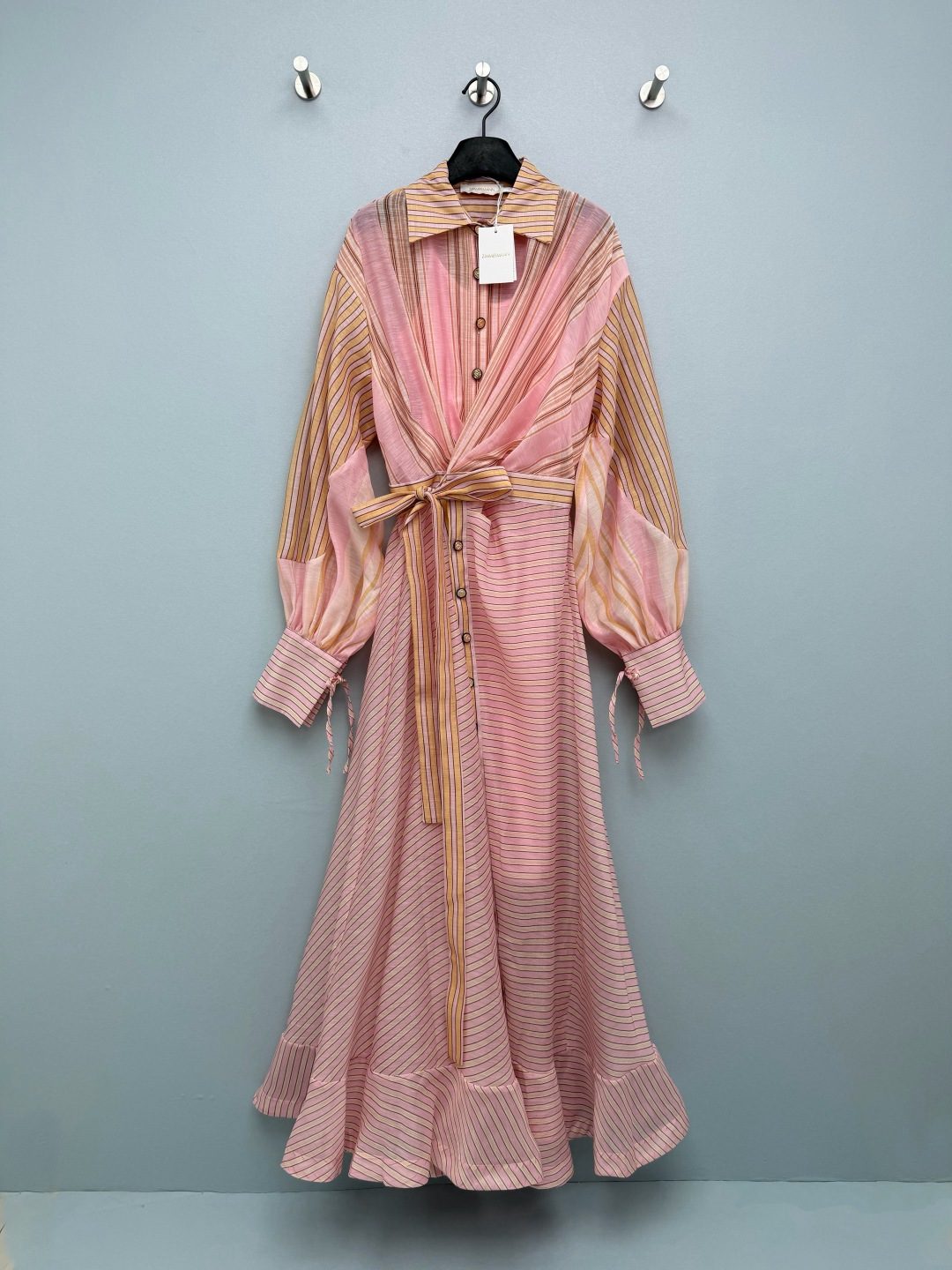 NO:776733,Zimmerman*/Zimmerman 26 new styles are available at the same time. Lapel striped long-sleeved dress (long version) with lapel and lantern sleeve design. Sloping front belt waist design. Customized hardware. Super eye-catching. The cuffs are tightened into puff sleeves. Original fabric color belt is delivered. Matched with suspenders to prevent leakage. The skirt is oversized and spliced with contrasting materials. Full of sincerity. Super invincible fairy style. Heavy work details, perfect replica of the counter style.  Full of high-end feel, the fit is super correct, and you can wear it casually to show your temperament. 2 colors and 4 sizes SMLXL, Zimmerman-clothing, skirts,19860909Zimmerman*兹/默曼 26新款同步上新啦 翻领条纹长袖连衣裙（长款）翻领和灯笼袖设计 前襟斜垮腰带收腰设计 定制五金 超吸睛让人眼前一亮 袖口收紧变成泡泡袖 配送本布色系腰带 搭配吊带防走光 裙身超大摆拼接撞色用料诚意满满 超无敌仙女款 重工细节,完美复刻专柜款 高级感满满,版型超正 随意一搭都显气质 2色4码SMLXL,兹默曼-服装,skirts,,Women's clothing