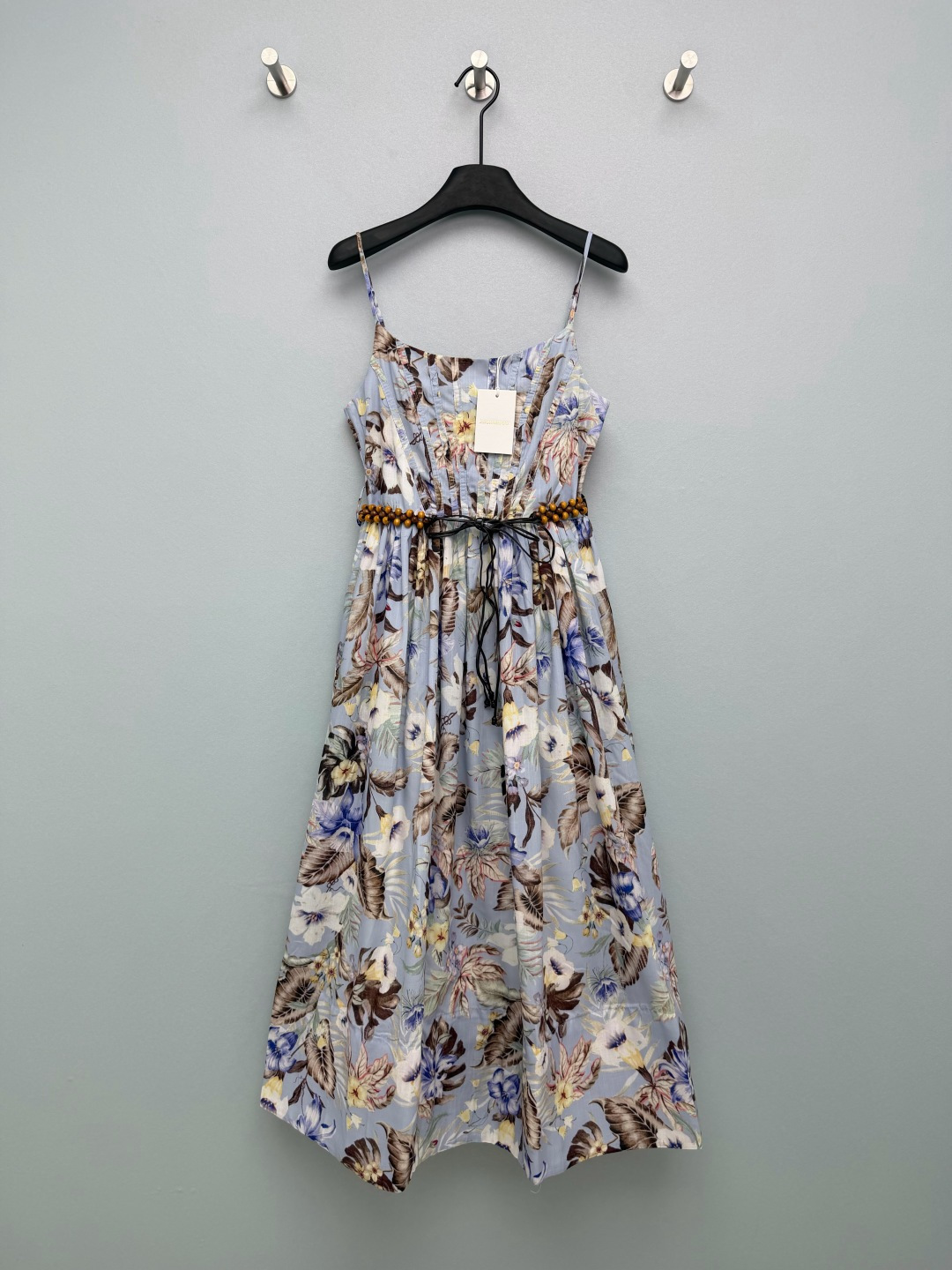 NO:776728,ZIMMERMA*N 26 new fog blue tropical flower suspender dress  The all-over realistic-style tropical flower + leaf print, rich contrasting blue and brown colors, is Zim's iconic holiday aesthetic, full of natural and wild charm. A circle of wooden beads + black drawstring design around the waist not only tightens the waist, but also adds a bohemian holiday feel, which is the visual finishing touch. Pressed pleats on the front chest + elastic back  The pleated design takes into account both shaping and wearing comfort; the spaghetti straps are adjustable and adapt to different shoulder shapes. The high-waisted A-line hem makes the body look slimmer, and is friendly to pear-shaped and apple-shaped figures. The skirt is elegant and full of atmosphere when walking. The light haze blue bottom + tropical flower print makes you feel like you are wearing the seaside wind and sunshine on your body!  Solid color size 4 SMLXL, Zimmerman-clothing, skirts,19860909ZIMMERMA*N 26新款雾蓝热带花卉吊带连衣裙 满版写实风格热带花卉+叶片印花,蓝棕撞色层次丰富,是Zim标志性的度假美学,充满自然野趣.腰部一圈木珠串+黑色抽绳设计,既起到收腰作用,又增添波西米亚度假感,是视觉点睛之笔.前胸压褶+后背松紧褶皱设计,兼顾塑形与穿着舒适度；细肩带可调节,适配不同肩型.高腰A字大摆,藏肉显瘦,对梨形、苹果形身材友好,行走时裙摆飘逸,氛围感拉满.浅雾霾蓝底+热带花卉印花,像把海边的风与阳光都穿在了身上！单色4码SMLXL,兹默曼-服装,skirts,,Women's clothing