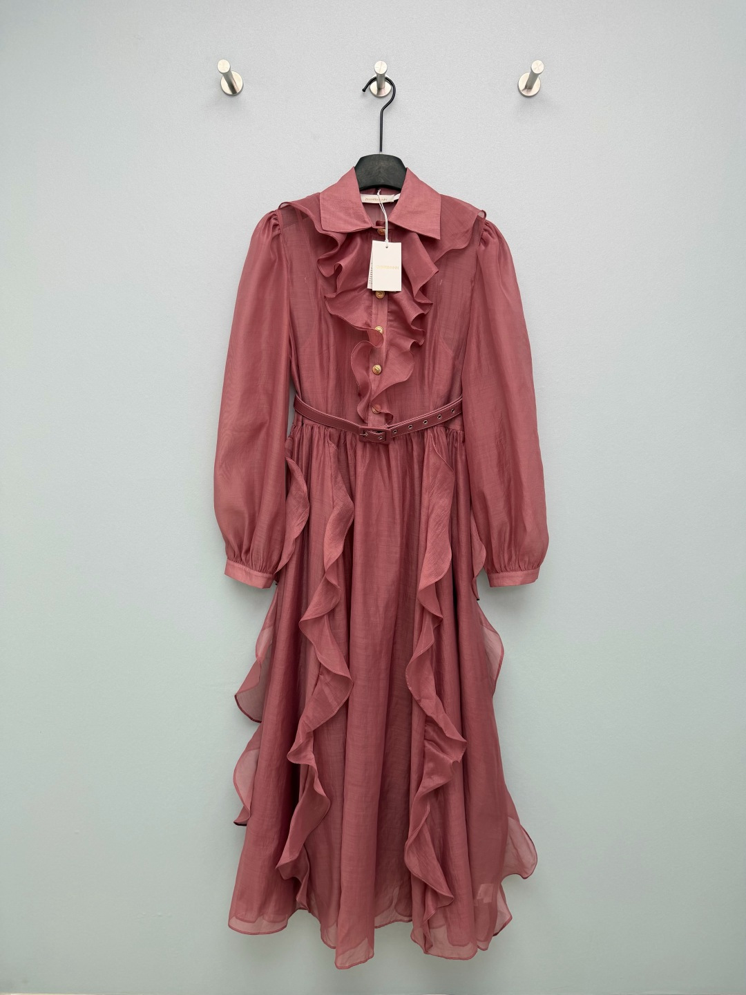 NO:776723,ZIMMERMA*N 26 new ruffled shirt dress. The classic lapel enhances the smart temperament. The puff sleeve design is retro and reduces age. It also modifies the arm lines and hides the flesh. Customized metal hardware. Multi-layered ruffle decoration.  Irregular ruffles are superimposed on the front and both sides of the skirt, creating a romantic palace feel and flowing beauty. Paired with a belt of the same color, the waistline can be adjusted freely, optimizing the body proportions, making the shape more neat and refined. The front is embellished with gold buttons to enhance the light luxury texture; the inner layer is the same  Colored suspender petticoat to avoid exposure and ensure wearing comfort. The three colors of haze blue/milky apricot/dry rose are gentle to the core. You can’t go wrong no matter what you choose. The light and semi-transparent fabric comes with a soft light filter. When you walk, the ruffles flutter in the wind, directly filling the atmosphere.  3 colors and 4 codes SMLXL, Zimmerman-clothing, skirts, shirts,19860909ZIMMERMA*N 26新款荷叶边衬衫式连衣裙 经典翻领强化干练气质,泡泡袖设计复古减龄,同时修饰手臂线条,藏住拜拜肉.定制金属五金 多层荷叶边装饰 前襟与裙身两侧叠加不规则荷叶边,营造出浪漫宫廷感与流动美感.搭配同色系腰带可自由调节腰线,优化身材比例,让造型更显利落精致.前襟金色纽扣点缀,提升轻奢质感；内层同色吊带衬裙,避免走光,保证穿着舒适度.雾霾蓝/奶杏/干枯玫瑰三个颜色都温柔到骨子里,随便选都不出错轻薄半透的面料自带柔光滤镜,走路时荷叶边随风飘动,氛围感直接拉满 3色4码SMLXL,兹默曼-服装,skirts,shirts,,Women's clothing