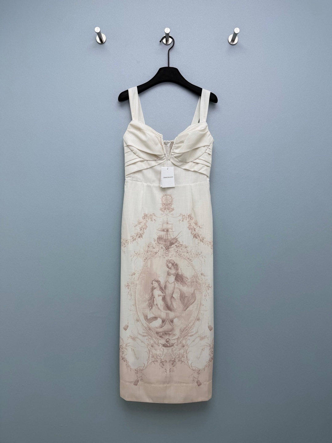 NO:776718,ZIMMERMA*N 26 new mermaid nautical theme suspender dress  The skirt is a retro print of mermaid + sailing ship + nautical compass, with a rococo wind-curled grass pattern border, full of marine fairy tales and classical artistic sense. The tube top + pleated design simulates the style of a retro bra, shaping the body and slimming down, while enhancing the palace feel and elegance. The widened shoulder strap design makes it more elegant.  The thin shoulder straps are more dignified and stable, and can better support the body shape and are suitable for more occasions. The pleated elastic design of the back + invisible zipper take into account both beauty and wearing convenience; the skirt is straight and neat, with good drape when walking, showing an elegant posture. This Zim mermaid skirt really tells a story!  Off-white base + light brown retro print, the pattern of mermaid and sailboat looks like it came out of an 18th century fairy tale book!  Solid color size 4 SMLXL, Zimmerman-clothing, skirts,19860909ZIMMERMA*N 26新款美人鱼航海主题吊带连衣裙 裙身是美人鱼+帆船+航海罗盘的复古版画印花,搭配洛可可风卷草纹边框,充满海洋童话与古典艺术感,抹胸+褶皱收束设计,模拟复古胸衣版型,塑形显瘦,同时强化宫廷感与优雅气质.加宽肩带设计,比细肩带更显端庄稳重,也能更好地承托身形,适配更多场合.后背褶皱松紧设计+隐形拉链,兼顾美观与穿着便利性；裙摆平直利落,行走时垂坠感佳,尽显优雅姿态.这条Zim美人鱼裙真的太有故事感了！米白基底+浅棕复古版画,美人鱼与帆船的图案像从18世纪童话书里走出来的！单色4码SMLXL,兹默曼-服装,skirts,,Women's clothing