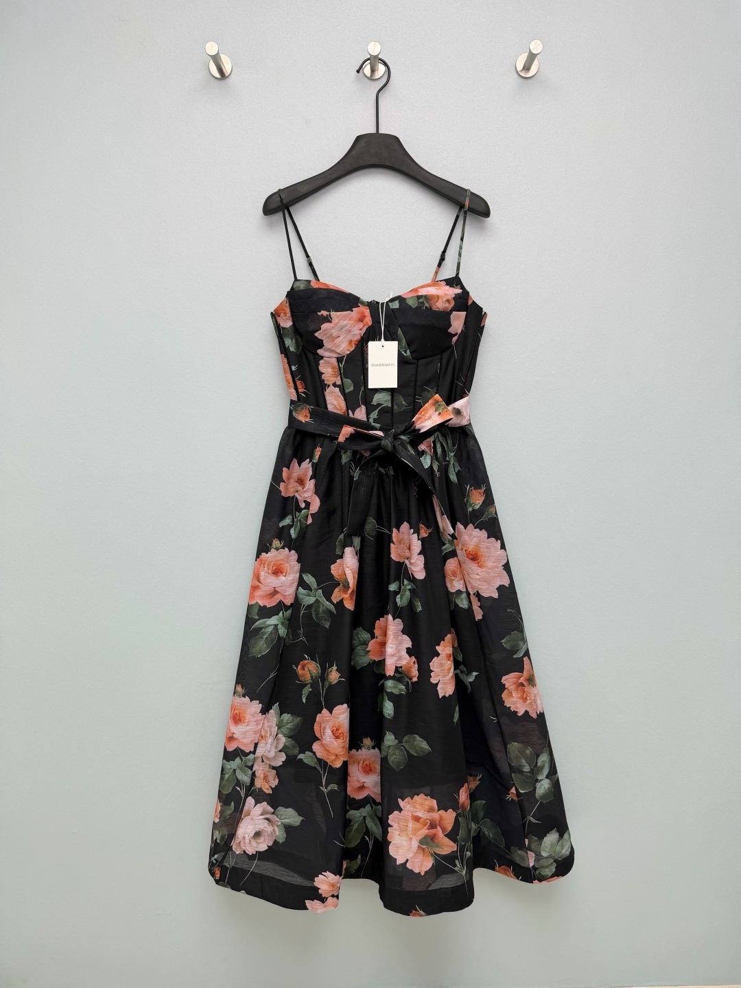 NO:776713,ZIMMERMA*N 26 new rose print suspender dress, all-over realistic style warm-toned rose print, which is Zim’s iconic floral aesthetics, with a sense of oil painting and romantic atmosphere  Tube top + fishbone cinching design, simulates the style of retro bras, shaping the body and enhancing the retro palace feel. The belt with the same printed fabric can freely adjust the waistline, optimize the body proportions, and make the shape more refined and neat. The elasticated design of the back + invisible zipper  , taking into account both beauty and wearing convenience; the spaghetti straps are adjustable and adapt to different shoulder shapes. Black base + warm pink and orange rose print, like wearing Monet's oil painting on the body, retro and noble ~ Monochrome 4 size SMLXL, Zimmerman-clothing, skirts,19860909ZIMMERMA*N 26新款玫瑰印花吊带连衣裙 满版写实风格暖调玫瑰印花,是Zim标志性的花卉美学,自带油画感与浪漫氛围 抹胸+鱼骨收束设计,模拟复古胸衣版型,塑形显瘦,同时强化复古宫廷感.同印花面料腰带,可自由调节腰线,优化身材比例,让造型更显精致利落.后背褶皱松紧设计+隐形拉链,兼顾美观与穿着便利性；细肩带可调节,适配不同肩型.黑底+暖调粉橘玫瑰印花,像把莫奈的油画穿在身上,复古又显贵~单色4码SMLXL,兹默曼-服装,skirts,,Women's clothing