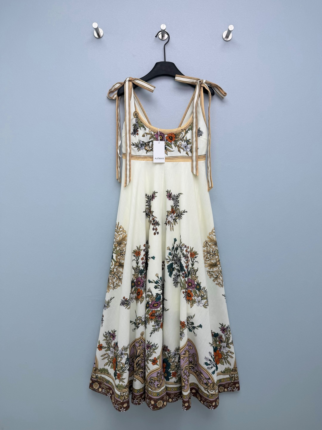 NO:776707,Alemais26's new shoulder-strap suspender dress comes in two colors at the same time ~ retro floral + baroque curly grass pattern print, warm color scheme is full of Nanyang retro style. And hand-painted travel graffiti print, including elements of architecture, sports equipment, daily necessities, etc., like wearing a travel diary on the body, full of childlike interest and artistic sense. Both prints are so beautiful that they are speechless. The retro floral style is like wearing a Nanyang garden on the body, and the hand-painted travel style is like a walking diary.  The wide shoulder straps can be freely knotted to adjust the length, which can not only fix the shape, but also add a casual holiday feel, and can also modify the shape of the shoulders. This Alem* suspender skirt is so good!  2 colors and 4 sizes SMLXL, women's clothing, skirts,19860909Alemais26新款肩系带吊带连衣裙 两种花色同步上新~复古花卉+巴洛克卷草纹印花,暖调配色充满南洋复古风情.以及手绘旅行涂鸦印花,包含建筑、运动器材、生活小物等元素,像把旅行日记穿在身上,充满童趣与艺术感.两款印花都美到失语,复古花卉款像把南洋花园穿在身上,手绘旅行款又像一本行走的日记 宽肩带可自由打结调节长度,既能固定版型,又增添随性度假感,还能修饰肩型.这条Alem*吊带裙也太会了吧！ 2色4码SMLXL,女装,skirts,,Women's clothing