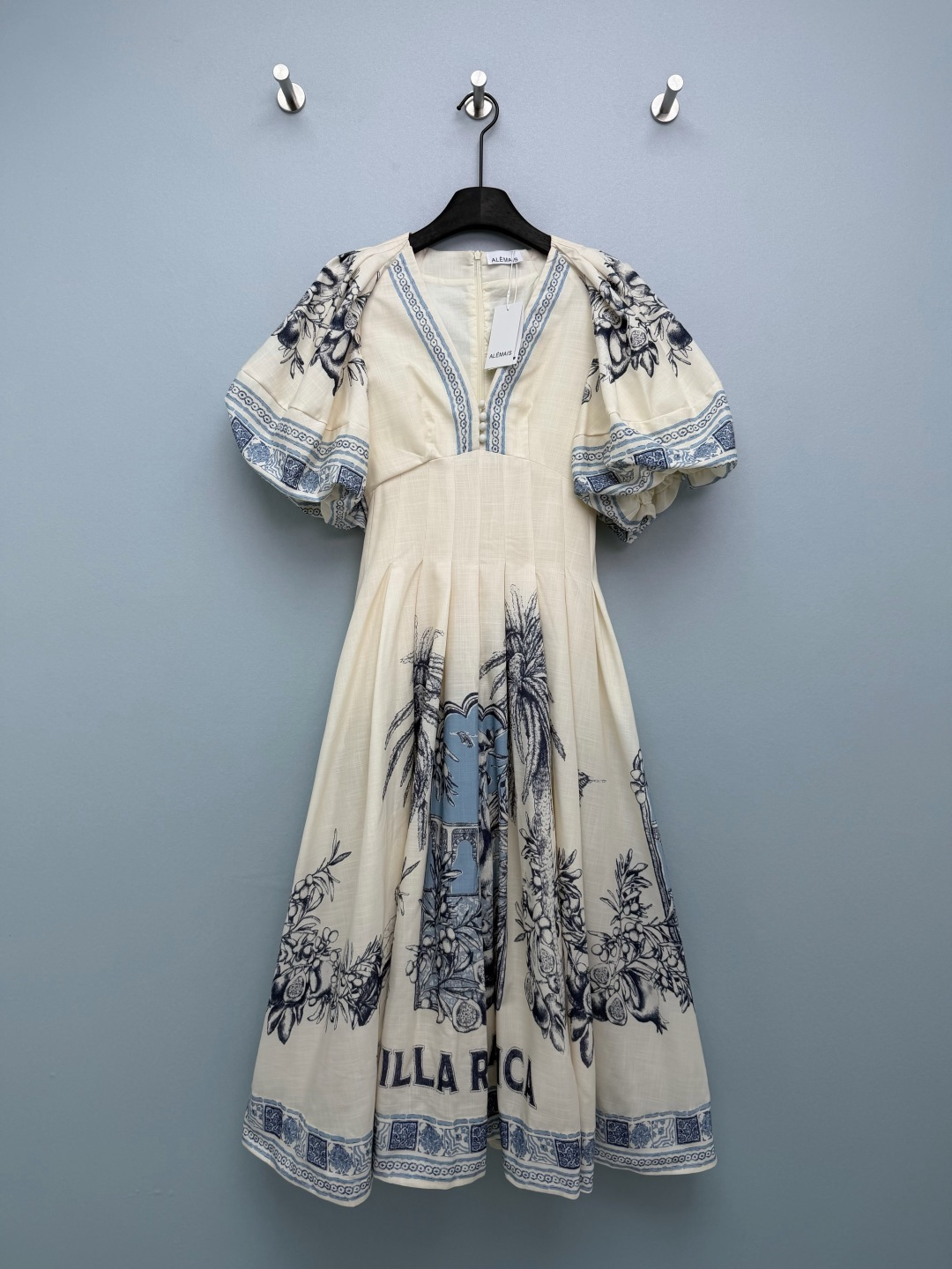 NO:776701,Alemais26's new Villa Rica blue and white porcelain puff sleeve dress 'Villa Rica' themed retro prints, including palm trees, pomegranates, architecture and other elements, with blue and white porcelain style borders, full of a sense of collision between southern European manors and oriental classical aesthetics  The lantern-style puff sleeves are retro and age-reducing, while modifying the arm lines and hiding the flesh. The lace on the cuffs enhances the classic texture. The V-neck hemming + small buttons on the front are embellished, and the invisible zipper design on the back is both beautiful and convenient to wear.  Sexy, the patterned lace runs through the neckline, cuffs and skirt, enhancing the overall sophistication. Off-white base + blue-toned retro print, like blue and white porcelain and Southern European manor mixed together~Single color size 4 SMLXL, women's clothing, skirts,19860909Alemais26新款Villa Rica青花瓷泡泡袖连衣裙 “Villa Rica”主题复古版画,包含棕榈树、石榴、建筑等元素,搭配青花瓷风格边框,充满南欧庄园与东方古典美学的碰撞感 灯笼式泡泡袖,复古减龄,同时修饰手臂线条,藏住拜拜肉,袖口的回纹花边强化了古典质感.V领包边+前襟小纽扣点缀,后背隐形拉链设计,兼顾美观与穿着便利性,回纹花边贯穿领口、袖口与裙摆,提升整体精致度.米白基底+蓝调复古印花,像把青花瓷和南欧庄园揉在了一起~单色4码SMLXL,女装,skirts,,Women's clothing