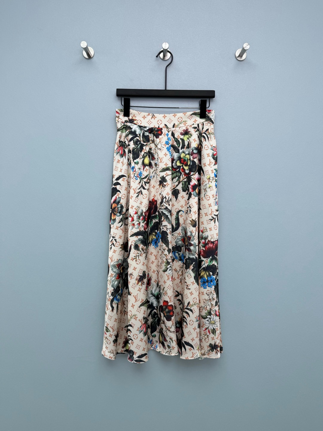NO:776568,Louis Vuitto*26 new presbyopic floral print skirt is made of smooth and drapey imitation satin material, which is soft to the touch, has a high-end gloss, and has excellent drape. It has a sense of elegance when walking. Presbyopic shading + oil painting-style floral print. The waist is naturally pleated to increase the level of detail. The high-waisted A-line tailoring can effectively modify the waist and hip lines, hide the flesh and make you look slimmer. It is friendly to all body types. The skirt is ankle-length and elegant.  Who can resist such a beautiful retro floral skirt!  Paired with the same series of shirts, it is simply a walking atmosphere template ~ 2 colors and 3 sizes SML, Louis Vuitton-clothing, louis vuitton, louis vuitton, skirts, shirts,19860909Louis Vuitto*26新款老花花卉印花半裙 采用顺滑垂坠的仿缎面材质,触感柔软,自带高级光泽感,垂坠性极佳,走路时自带飘逸感老花底纹+油画风花卉印花,腰部做了自然褶皱处理,增加细节层次感 高腰A字大摆剪裁,有效修饰腰胯线条,藏肉显瘦,对各种身材都很友好,裙长及踝,优雅大气 谁能拒绝这么美的复古花卉半身裙啊！ 和同系列衬衫搭在一起,简直是行走的氛围感模板～2色3码SML,路易威登-服装,louis vuitton,louis vuitton,skirts,shirts,,Women's clothing