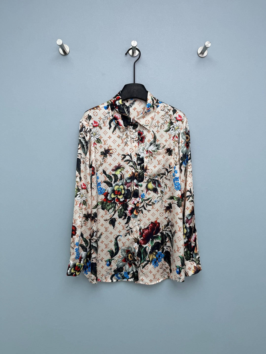 NO:776573,Louis Vuitto*26 new presbyopia flower print long-sleeved shirt is made of smooth and drapey imitation satin material, soft to the touch, with high-end gloss, and excellent drape. Presbyopia + flower double printing. The classic presbyopia shading enhances the sense of luxury, and the large oil painting flowers add a retro artistic atmosphere. The two elements collide, giving it the texture of a big brand without losing the literary atmosphere. The apricot color is gentle and white, and the navy blue is calm and advanced.  Paired with the same series of skirts, it is simply a walking atmosphere template ~ 2 colors and 3 sizes SML, Louis Vuitton-clothing, louis vuitton, louis vuitton, skirts, shirts,19860909Louis Vuitto*26新款老花花卉印花长袖衬衫 采用顺滑垂坠的仿缎面材质,触感柔软,自带高级光泽感,垂坠性极佳,老花+花卉双印花 经典老花底纹提升奢华感,大朵油画花卉增添复古艺术氛围,两种元素碰撞,既有大牌质感又不失文艺气息.杏色温柔显白,藏青沉稳高级 和同系列半裙搭在一起,简直是行走的氛围感模板～2色3码SML,路易威登-服装,louis vuitton,louis vuitton,skirts,shirts,,Women's clothing