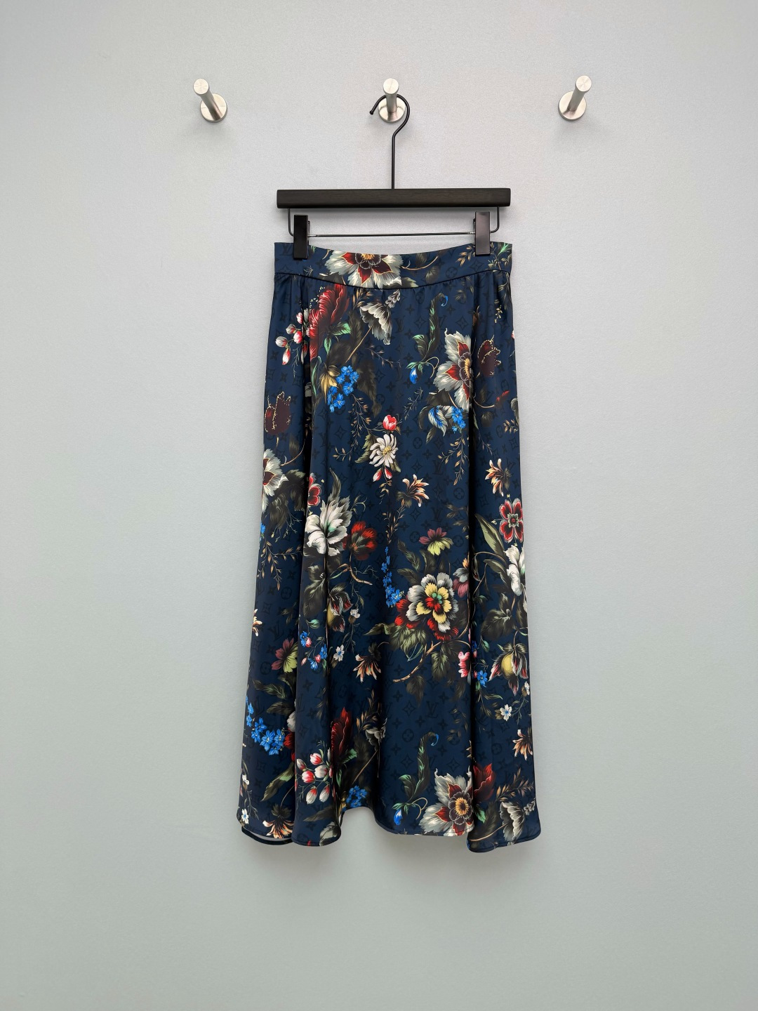 NO:776551,Louis Vuitto*26 new presbyopic floral print skirt is made of smooth and drapey imitation satin material, which is soft to the touch, has a high-end gloss, and has excellent drape. It has a sense of elegance when walking. Presbyopic shading + oil painting-style floral print. The waist is naturally pleated to increase the level of detail. The high-waisted A-line tailoring can effectively modify the waist and hip lines, hide the flesh and make you look slimmer. It is friendly to all body types. The skirt is ankle-length and elegant.  Who can resist such a beautiful retro floral skirt!  Paired with the same series of shirts, it is simply a walking atmosphere template ~ 2 colors and 3 sizes SML, Louis Vuitton-clothing, louis vuitton, louis vuitton, skirts, shirts,19860909Louis Vuitto*26新款老花花卉印花半裙 采用顺滑垂坠的仿缎面材质,触感柔软,自带高级光泽感,垂坠性极佳,走路时自带飘逸感老花底纹+油画风花卉印花,腰部做了自然褶皱处理,增加细节层次感 高腰A字大摆剪裁,有效修饰腰胯线条,藏肉显瘦,对各种身材都很友好,裙长及踝,优雅大气 谁能拒绝这么美的复古花卉半身裙啊！ 和同系列衬衫搭在一起,简直是行走的氛围感模板～2色3码SML,路易威登-服装,louis vuitton,louis vuitton,skirts,shirts,,Women's clothing