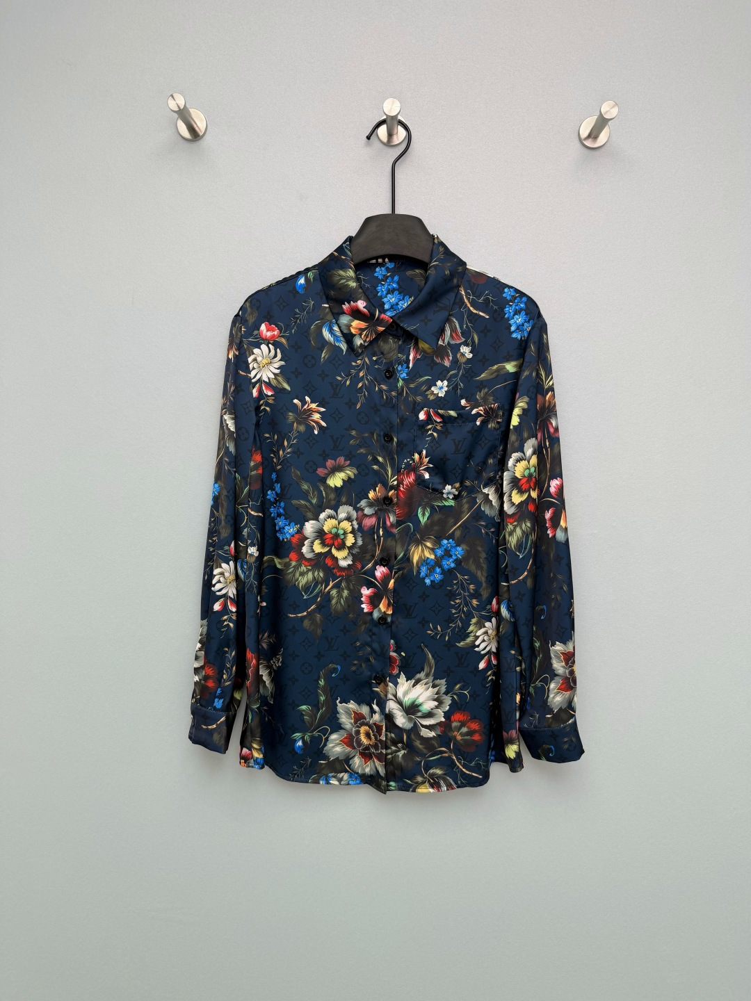 NO:776556,Louis Vuitto*26 new presbyopia flower print long-sleeved shirt is made of smooth and drapey imitation satin material, soft to the touch, with high-end gloss, and excellent drape. Presbyopia + flower double printing. The classic presbyopia shading enhances the sense of luxury, and the large oil painting flowers add a retro artistic atmosphere. The two elements collide, giving it the texture of a big brand without losing the literary atmosphere. The apricot color is gentle and white, and the navy blue is calm and advanced.  Paired with the same series of skirts, it is simply a walking atmosphere template ~ 2 colors and 3 sizes SML, Louis Vuitton-clothing, louis vuitton, louis vuitton, skirts, shirts,19860909Louis Vuitto*26新款老花花卉印花长袖衬衫 采用顺滑垂坠的仿缎面材质,触感柔软,自带高级光泽感,垂坠性极佳,老花+花卉双印花 经典老花底纹提升奢华感,大朵油画花卉增添复古艺术氛围,两种元素碰撞,既有大牌质感又不失文艺气息.杏色温柔显白,藏青沉稳高级 和同系列半裙搭在一起,简直是行走的氛围感模板～2色3码SML,路易威登-服装,louis vuitton,louis vuitton,skirts,shirts,,Women's clothing