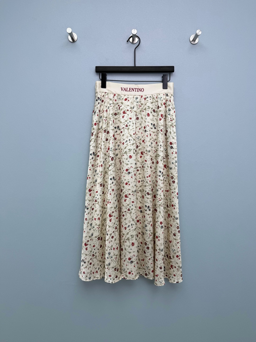 NO:776546,VALENTIN*26 new small floral print skirt  Made of smooth and drapey imitation satin material, it feels soft to the touch, has a high-end gloss, and has excellent drape. It has an elegant feeling when you walk. The off-white base + red and green floral prints are fresh and retro. The brand logo 'VALENTIN*' is printed on the waist, which shows the quality in a low-key manner. It is completely consistent with the printing of the same series of shirts and can be matched as a set. The high-waisted A-line tailoring effectively modifies the waist and hip lines, hides the flesh and makes you look slimmer, and is friendly to all body types. The skirt is ankle-length and elegant.  Who can resist such a beautiful retro floral skirt!  Paired with the same series of shirts, it is simply a walking atmosphere template~Single color size 3 SML, Valentino-clothing, valentino, valentino, skirts, shirts,19860909VALENTIN*26新款小碎花印花半裙 采用顺滑垂坠的仿缎面材质,触感柔软,自带高级光泽感,垂坠性极佳,走路时自带飘逸感米白底+红绿色小碎花印花,清新复古；腰头印有品牌标识“VALENTIN*”,低调彰显品质,与同系列衬衫印花完全一致,可成套搭配.高腰A字大摆剪裁,有效修饰腰胯线条,藏肉显瘦,对各种身材都很友好,裙长及踝,优雅大气 谁能拒绝这么美的复古花卉半身裙啊！ 和同系列衬衫搭在一起,简直是行走的氛围感模板～单色3码SML,华伦天奴-服装,valentino,valentino,skirts,shirts,,Women's clothing