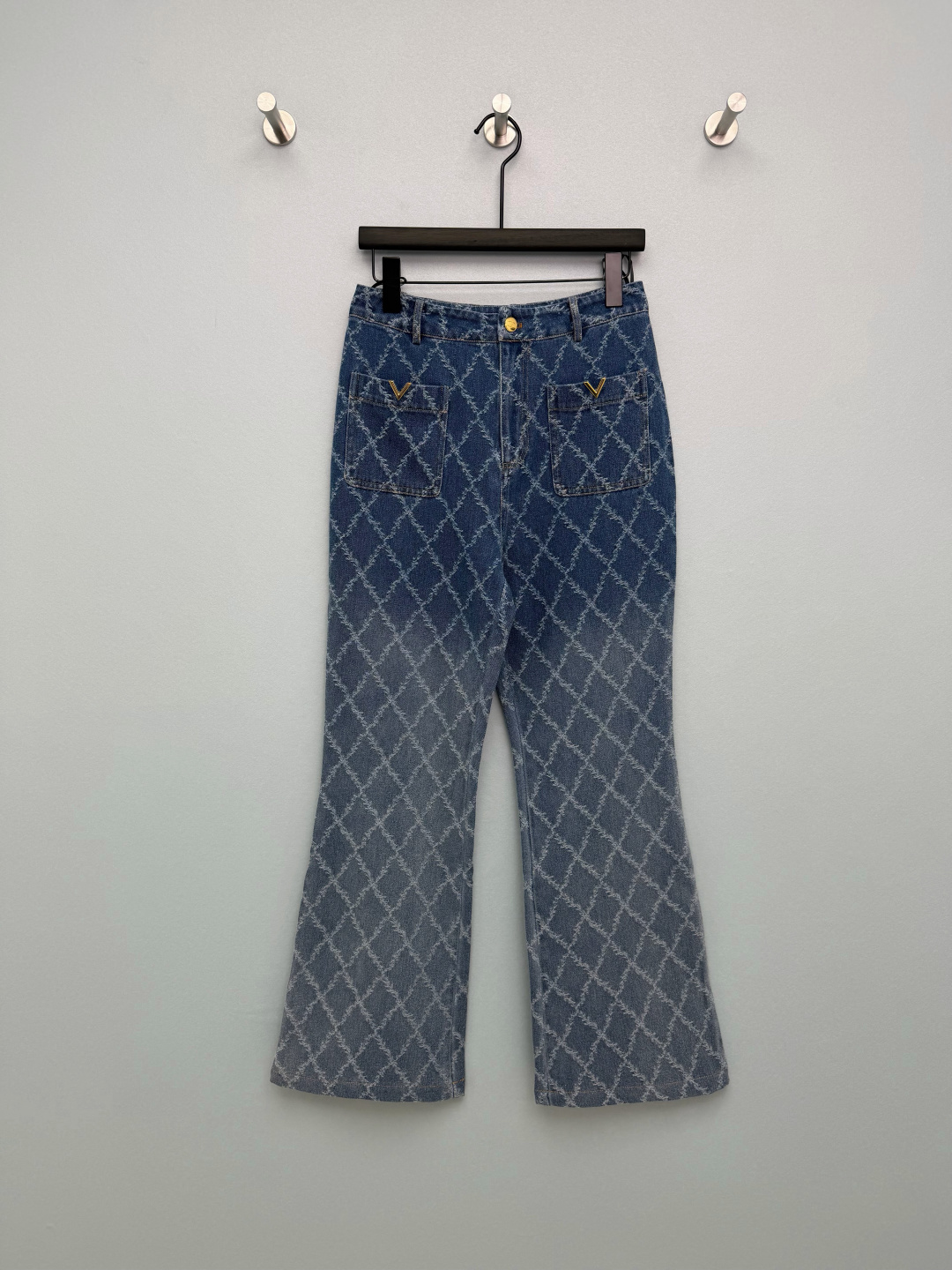 NO:776537,VALENTIN*26 new V-logo rhombus jacquard micro-boot jeans with a three-dimensional rhombus texture instead of the traditional denim surface, enhancing sophistication and recognition, and more design than ordinary jeans. The high-waist design optimizes the waistline, and the micro-boot style modifies the leg lines.  It looks taller and slimmer, with a full retro feel. The blue gradient from top to bottom weakens the toughness of jeans and makes it more soft and versatile, suitable for spring and summer wear. The metal V logo on the front pocket + the orange V logo leather tag on the back piece, low-key and show the light luxury texture, and the details enhance the grade of the item. So slim!  Full of retro luxury!  Solid color size 3 SM,Valentino-clothing,valentino,valentino,jeans,19860909VALENTIN*26新款V字标识菱格提花微喇牛仔裤立体菱格纹理替代传统牛仔布面,提升精致感与辨识度,比普通牛仔裤更具设计感.高腰设计优化腰线,微喇裤型修饰腿部线条,显高显瘦,复古感拉满.由上至下的蓝调渐变,弱化牛仔的硬朗感,更显柔和百搭,适配春夏穿搭.前袋金属V标+后片橙色V标皮牌,低调彰显轻奢质感,细节处提升单品档次.太显瘦了！复古轻奢感拉满！单色3码SM,华伦天奴-服装,valentino,valentino,jeans,,Women's clothing