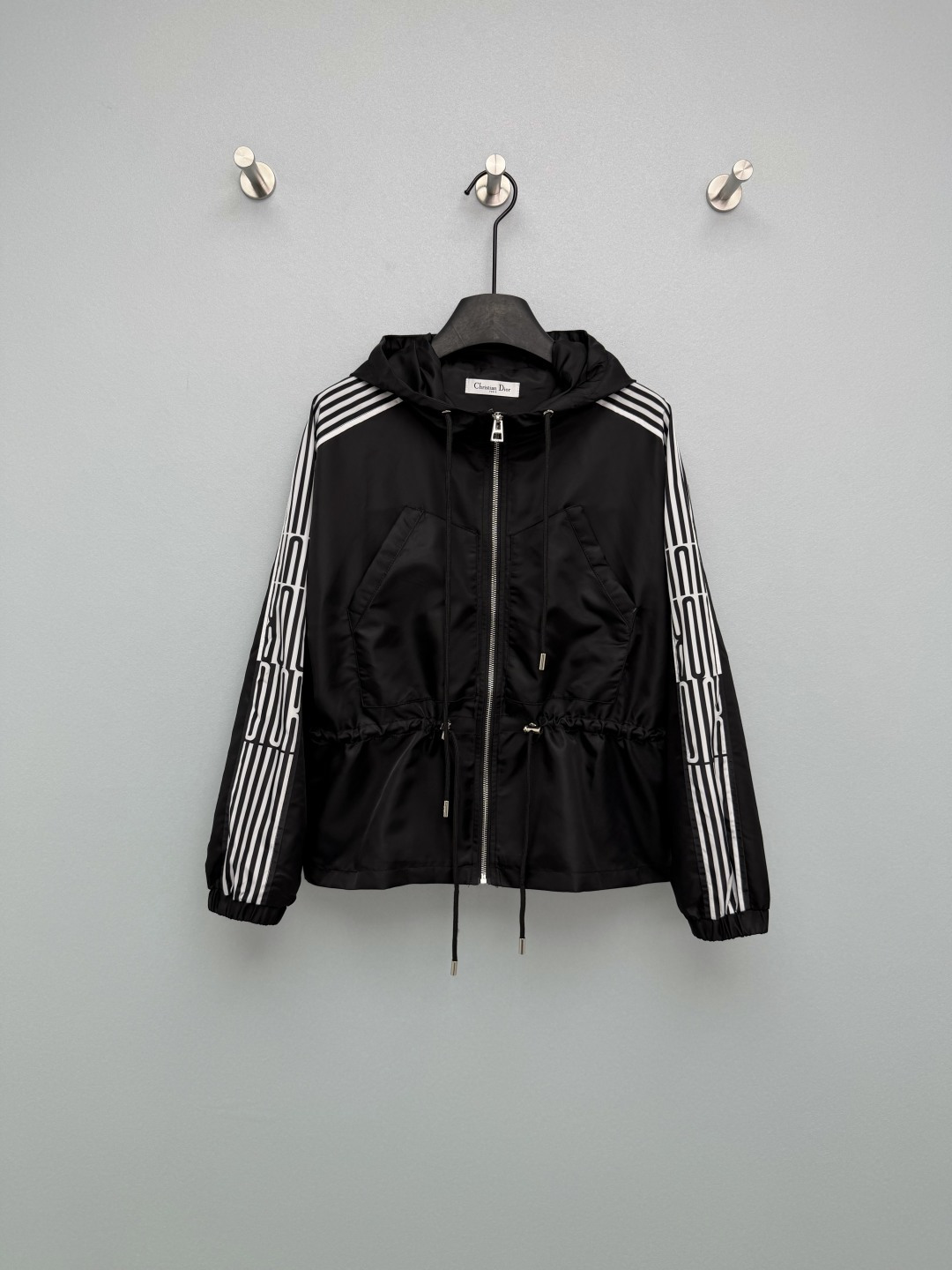 NO:776518,Dio*26 new drawstring waist hooded windproof jacket is made of high-density waterproof nylon fabric, which is smooth to the touch and has good windproof and anti-wrinkle properties. The upper body is light and weightless. Customized hardware  The black and white stripes on the sleeves and the back of the hood + brand letter printing are the core identification elements. It not only retains the sense of sports and leisure, but also injects a sense of light luxury and high-end, which is more design than the pure black model. The adjustable drawstring at the waist is the key to slimming, and can be freely adjusted according to the body shape. Black and white will never go out of style, wearing it will make you look low-key and fashionable!  Monochrome size 3 SML, Dior-clothing, dior, dior, jackets & coats, hats,19860909Dio*26新款抽绳收腰连帽防风夹克 采用高密防水尼龙面料,触感顺滑且具备良好的防风抗皱性能,上身轻盈无负重感.定制五金 袖身与帽后的黑白条纹+品牌字母印花,是核心识别元素,既保留了运动休闲感,又注入了轻奢高级感,比纯黑款更具设计感.腰部可调节抽绳是显瘦关键,能根据身形自由调整.黑白色永不过时,穿上就是低调时髦精！单色3码SML,迪奥-服装,dior,dior,jackets & coats,hats,,Women's clothing