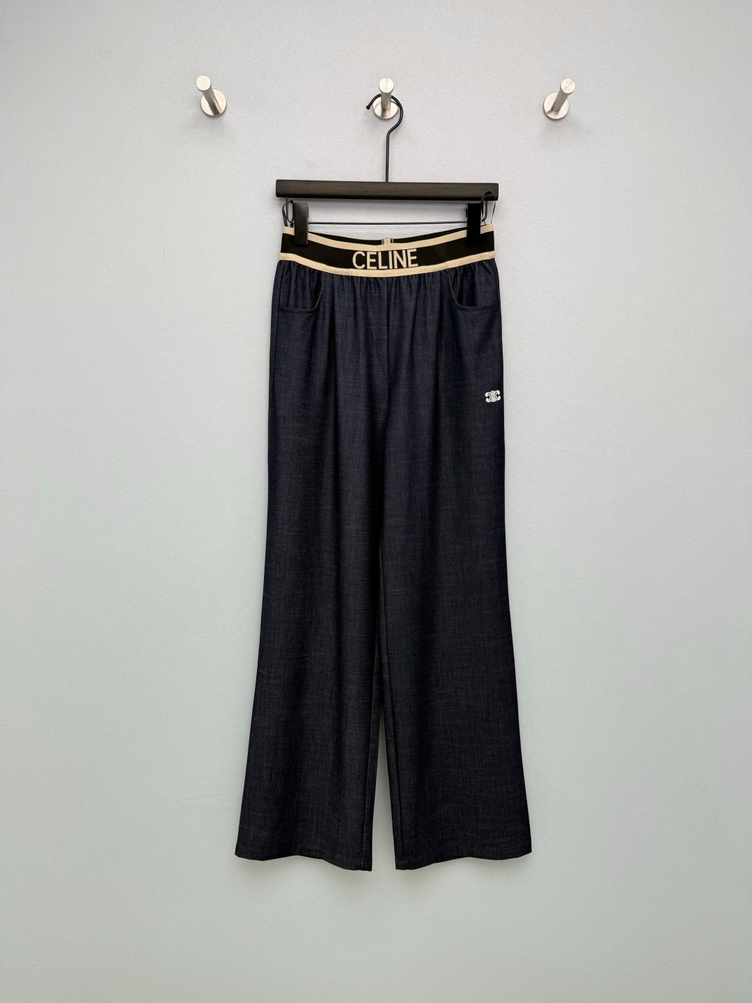 NO:776635,CELIN*26 new style imitation denim wide-leg pants with letter webbing at the waist. The contrasting webbing at the waist is engraved with the letters 'CELIN*'. The pants are embellished with the classic Arc de Triomphe logo, low-key highlighting the brand recognition. The navy blue twill texture restores the retro feel of denim, while the fabric is softer and more breathable. The trouser legs have a strong drape, which can modify the defects of the leg shape. They swing naturally when walking, creating a lazy and high-end French atmosphere. Pair it with a simple white T or a short top, it is effortless chic.  A French girl, you can wear it for commuting or dating~ The navy blue color is really too white. Monochrome size 3 SML, Celine-clothing, celine, celine,19860909CELIN*26新款腰头字母织带仿牛仔阔腿裤 腰头撞色织带印刻「CELIN*」字母,裤身点缀经典凯旋门小logo,低调彰显品牌辨识度 藏青色斜纹肌理,还原牛仔的复古感,同时面料更柔软透气 裤腿垂坠感强,能修饰腿型缺陷,走路时自然摆动,营造慵懒高级的法式氛围.搭配简单的白T或短上衣,就是 effortless chic 的法式小姐姐,通勤/约会都能穿～藏青色真的太显白了 单色3码SML,赛琳-服装,celine,celine,,Women's clothing