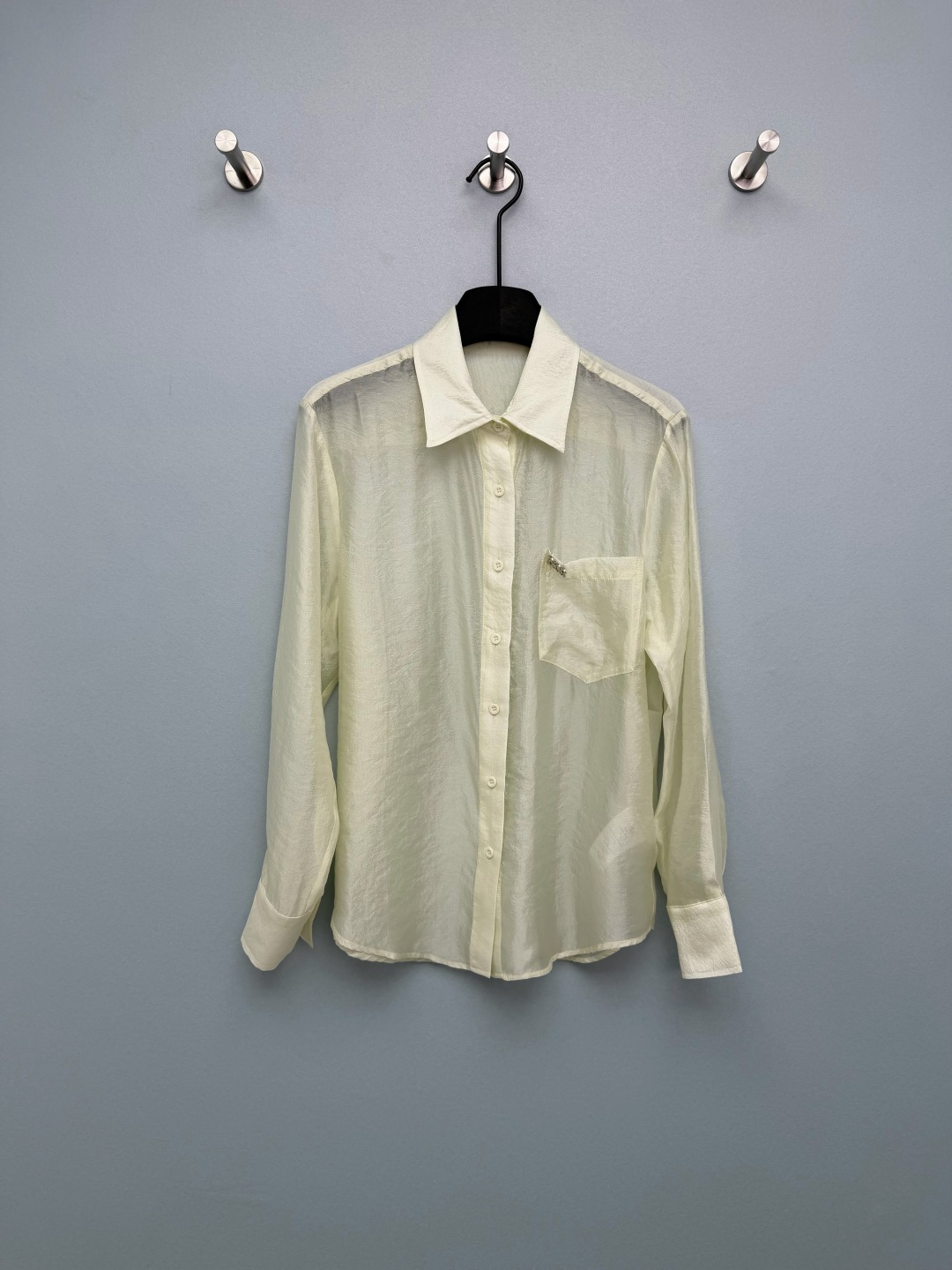 NO:776625,DIO*26 new micro-transparent textured long-sleeved shirt. This micro-transparent textured shirt really appeals to my aesthetic point!  The milky white is gentle and glowing, and the black is cool and rustic. I want to wear both colors!  The fabric has a pleated texture, feels slippery, and has an amazing drape feel. It feels relaxed when walking, and the metal DIO plaque in the pocket is so annoying to me. It is low-key and noble, and the details are ecstatic!  Weared alone, she looks like an atmospheric beauty. When layered with a suit/knitted sweater, she instantly transforms into a commuter elite. It’s so fragrant when worn multiple times!  2 colors and 3 codes SML, Dior-clothing, dior, dior, shirts, business suit,19860909DIO*26新款微透肌理感长袖衬衫这件微透肌理衬衫真的长在我审美点上！奶白色温柔到发光,黑色又酷又飒,两个颜色都想all in！面料自带褶皱肌理感,摸起来滑溜溜的,垂坠感绝了,走路带风的松弛感拉满口袋处的金属DIO饰牌太戳我了,低调又显贵,细节控狂喜！ 单穿是氛围感美女,叠穿在西装/针织衫里又秒变通勤精英,一衣多穿太香了！2色3码SML,迪奥-服装,dior,dior,shirts,business suit,,Women's clothing