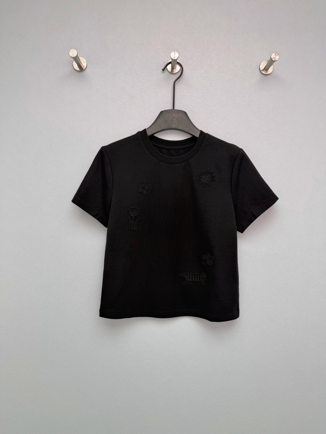 NO:776587,chan*l 26 new childlike embroidered beaded short-sleeved T-shirt. Classic round neck + fitted short cut. It is neat and not tight, can optimize body proportions, and is friendly and tolerant to various body shapes. The front uses three-dimensional embroidery + hand-beading technology, scattered with childlike patterns such as sun smiles, small flowers, tulips, little lions, etc. The embroidery lines are full, and the beading is dotted in the center of the flower, which reflects the shimmer under the light and enhances the sense of sophistication.  The beads are blingbling under the sun, low-key and sparkling, giving you a girly look with a windy look when you walk!  The same color embroidery + hand-made beading, it feels uneven, the texture is amazing, not like the basic model at all. 2 colors and 3 sizes SML, Chanel-clothing, chanel, chanel, T-shirt, tees, t-shirt,19860909chan*l 26新款童趣刺绣钉珠短袖T恤 经典圆领+合身短款剪裁,利落不紧绷,能优化身材比例,对各种身形都有友好包容度.正面采用立体刺绣+手工钉珠工艺,散落分布着太阳笑脸、小花、郁金香、小狮子等童趣图案,刺绣线条饱满,钉珠点缀在花心处,在光线下折射微光,提升精致感 阳光下的钉珠blingbling的,低调又闪,走路都带风的少女感拉满！同色刺绣+手工钉珠,摸起来凹凸有致,质感绝了,完全不像基础款 2色3码SML,香奈儿-服装,chanel,chanel,T-shirt,tees，t-shirt,,Women's clothing