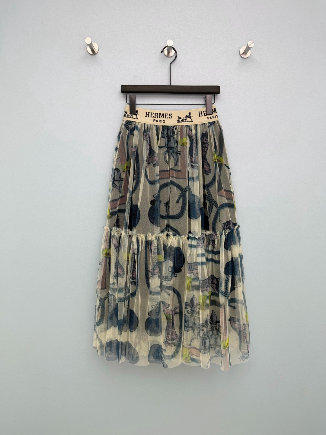 NO:776640,Hermè*26 new equestrian theme mesh cake skirt. Customized brand elastic webbing + double-layer cake skirt structure, which effectively raises the waistline and visually lengthens the leg proportions. The pleat + shirring process increases the fluffiness of the skirt. The three prints really have their own merits!  The green and red style of the horse is retro and atmospheric, the pink style of the cartoon knight is lively and playful, and the blue and yellow style of the knotted frame is elegant and calm. Each style is like wearing a classic silk scarf ~ Who can resist this artistic mesh skirt!  The multi-layer mesh fabric is light and elegant, and comes with a slightly translucent soft light filter, which makes you walk with wind. There are also tops from the same series that can be matched with suits. The whole set is more discounted~ Skirts in 3 colors and 5 sizes SMLXLXXL, Hermès-clothing, hermes, hermes, skirts,19860909Hermè*26新款马术主题网纱蛋糕半裙 定制品牌松紧弹力织带+双层蛋糕裙结构,有效拉高腰线,视觉上拉长腿部比例,百褶+抽褶工艺增加裙身蓬松感,三款印花真的各有千秋！绿红款的盛装骏马复古大气,粉系款的卡通骑士活泼俏皮,蓝黄款的绳结框景优雅沉稳,每一款都像把经典丝巾穿在了身上～谁能拒绝这件满是艺术感的网纱半裙 ！多层网纱面料轻盈又飘逸,自带微透柔光滤镜,走路都带风还有同系列上衣可搭配套装 整套更优惠哦~ 半裙3色5码SMLXLXXL,爱马仕-服装,hermes,hermes,skirts,,Women's clothing