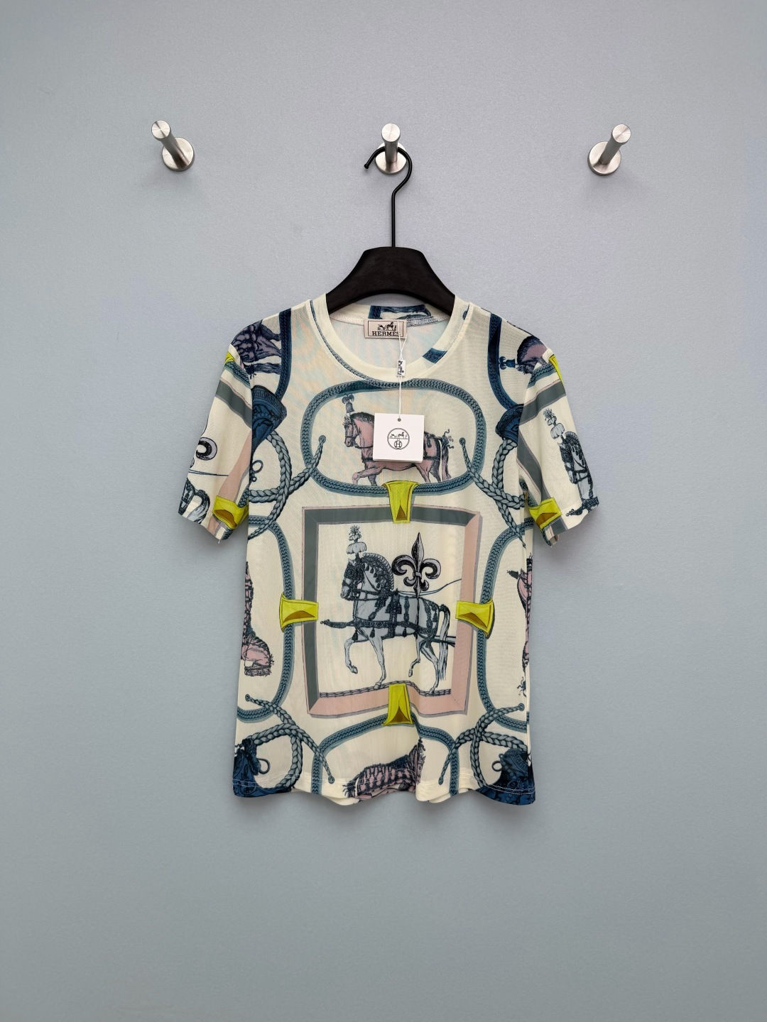 NO:776644,Hermè*26 new equestrian-themed mesh short-sleeved T-shirt, classic round neck + short sleeves + straight fit, highly tolerant to all body shapes, regardless of body shape. The three prints really have their own merits!  The green and red model’s costumed horse is retro and atmospheric, the pink model’s cartoon knight is lively and playful, and the blue and yellow model’s knotted frame is elegant and calm. Each model is like wearing a classic silk scarf ~ Who can resist this artistic mesh short-sleeve!  The thin mesh fabric is breathable and skin-friendly, and comes with a slightly translucent soft light filter. It is not boring to wear in summer. There are also skirts in the same series that can be matched with suits. The whole set is more discounted~ Tops 3 colors and 5 sizes SMLXLXXL, Hermès-clothing, hermes, hermes, skirts, T-shirt, tees, t-shirt,19860909Hermè*26新款马术主题网纱短袖T恤,经典圆领+短袖+直身版型,对各种身材包容度高,不挑身形 三款印花真的各有千秋！绿红款的盛装骏马复古大气,粉系款的卡通骑士活泼俏皮,蓝黄款的绳结框景优雅沉稳,每一款都像把经典丝巾穿在了身上～谁能拒绝这件满是艺术感的网纱短袖！轻薄的网纱面料透气又亲肤,自带微透柔光滤镜,夏天穿也完全不闷还有同系列半裙可搭配套装 整套更优惠哦~ 上衣 3色5码SMLXLXXL,爱马仕-服装,hermes,hermes,skirts,T-shirt,tees，t-shirt,,Women's clothing