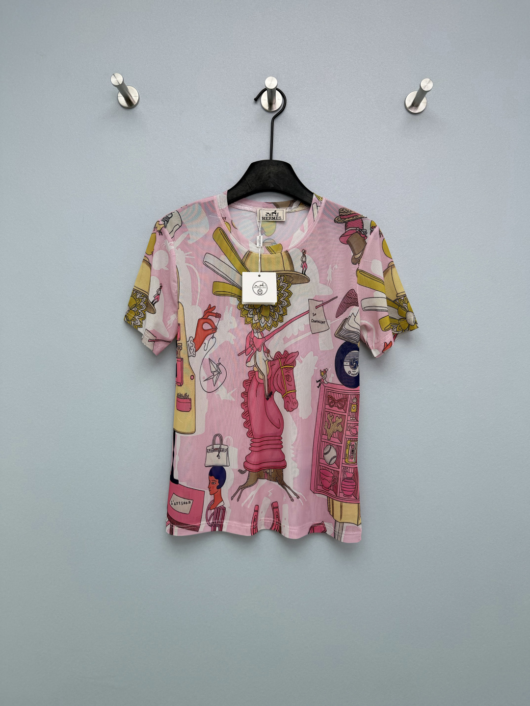 NO:776626,Hermè*26 new equestrian-themed mesh short-sleeved T-shirt, classic round neck + short sleeves + straight fit, highly tolerant to all body shapes, regardless of body shape. The three prints really have their own merits!  The green and red model’s costumed horse is retro and atmospheric, the pink model’s cartoon knight is lively and playful, and the blue and yellow model’s knotted frame is elegant and calm. Each model is like wearing a classic silk scarf ~ Who can resist this artistic mesh short-sleeve!  The thin mesh fabric is breathable and skin-friendly, and comes with a slightly translucent soft light filter. It is not boring to wear in summer. There are also skirts in the same series that can be matched with suits. The whole set is more discounted~ Tops 3 colors and 5 sizes SMLXLXXL, Hermès-clothing, hermes, hermes, skirts, T-shirt, tees, t-shirt,19860909Hermè*26新款马术主题网纱短袖T恤,经典圆领+短袖+直身版型,对各种身材包容度高,不挑身形 三款印花真的各有千秋！绿红款的盛装骏马复古大气,粉系款的卡通骑士活泼俏皮,蓝黄款的绳结框景优雅沉稳,每一款都像把经典丝巾穿在了身上～谁能拒绝这件满是艺术感的网纱短袖！轻薄的网纱面料透气又亲肤,自带微透柔光滤镜,夏天穿也完全不闷还有同系列半裙可搭配套装 整套更优惠哦~ 上衣 3色5码SMLXLXXL,爱马仕-服装,hermes,hermes,skirts,T-shirt,tees，t-shirt,,Women's clothing