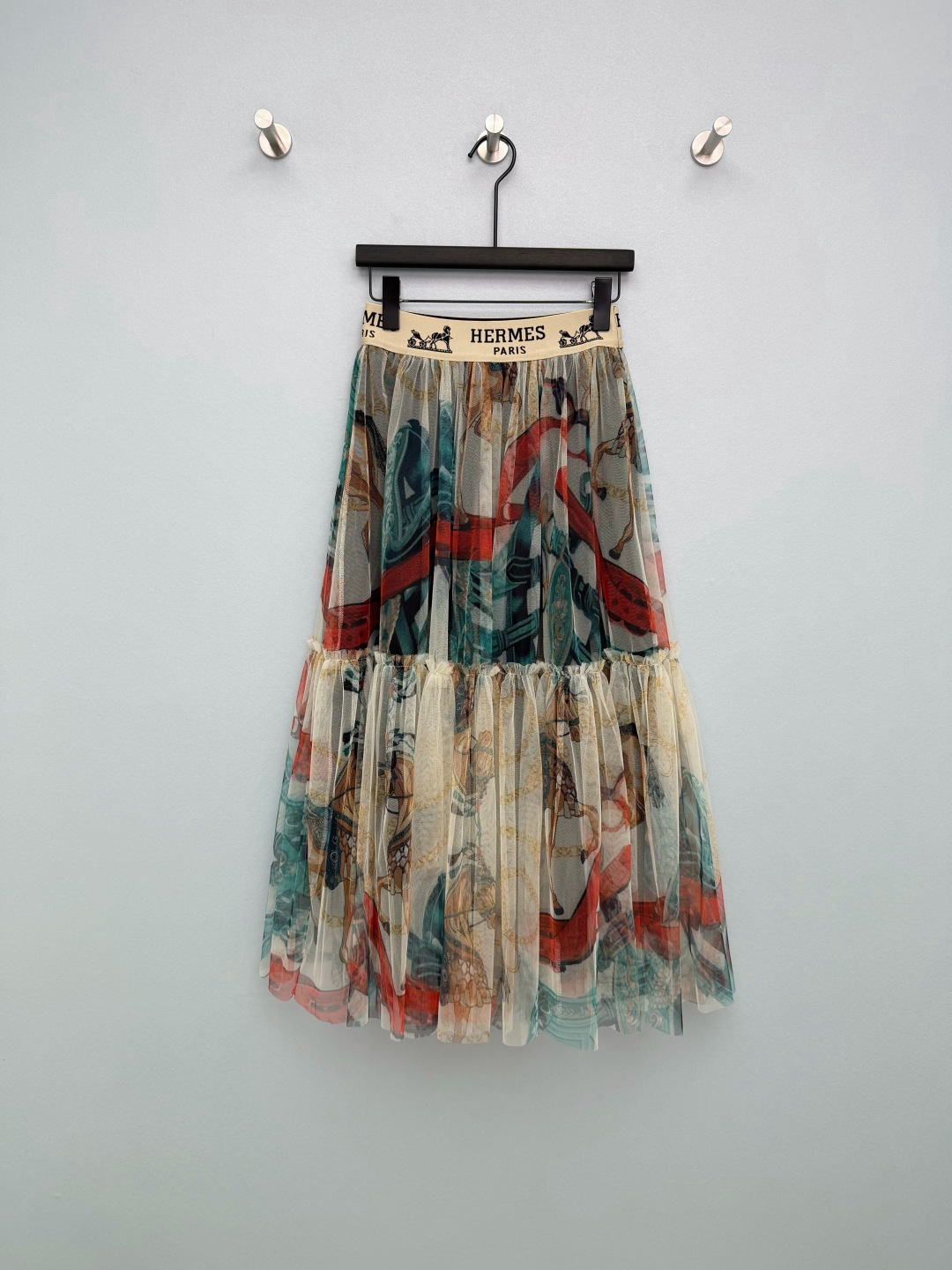 NO:776631,Hermè*26 new equestrian theme mesh cake skirt. Customized brand elastic webbing + double-layer cake skirt structure, which effectively raises the waistline and visually lengthens the leg proportions. The pleat + shirring process increases the fluffiness of the skirt. The three prints really have their own merits!  The green and red style of the horse is retro and atmospheric, the pink style of the cartoon knight is lively and playful, and the blue and yellow style of the knotted frame is elegant and calm. Each style is like wearing a classic silk scarf ~ Who can resist this artistic mesh skirt!  The multi-layer mesh fabric is light and elegant, and comes with a slightly translucent soft light filter, which makes you walk with wind. There are also tops from the same series that can be matched with suits. The whole set is more discounted~ Skirts in 3 colors and 5 sizes SMLXLXXL, Hermès-clothing, hermes, hermes, skirts,19860909Hermè*26新款马术主题网纱蛋糕半裙 定制品牌松紧弹力织带+双层蛋糕裙结构,有效拉高腰线,视觉上拉长腿部比例,百褶+抽褶工艺增加裙身蓬松感,三款印花真的各有千秋！绿红款的盛装骏马复古大气,粉系款的卡通骑士活泼俏皮,蓝黄款的绳结框景优雅沉稳,每一款都像把经典丝巾穿在了身上～谁能拒绝这件满是艺术感的网纱半裙 ！多层网纱面料轻盈又飘逸,自带微透柔光滤镜,走路都带风还有同系列上衣可搭配套装 整套更优惠哦~ 半裙3色5码SMLXLXXL,爱马仕-服装,hermes,hermes,skirts,,Women's clothing