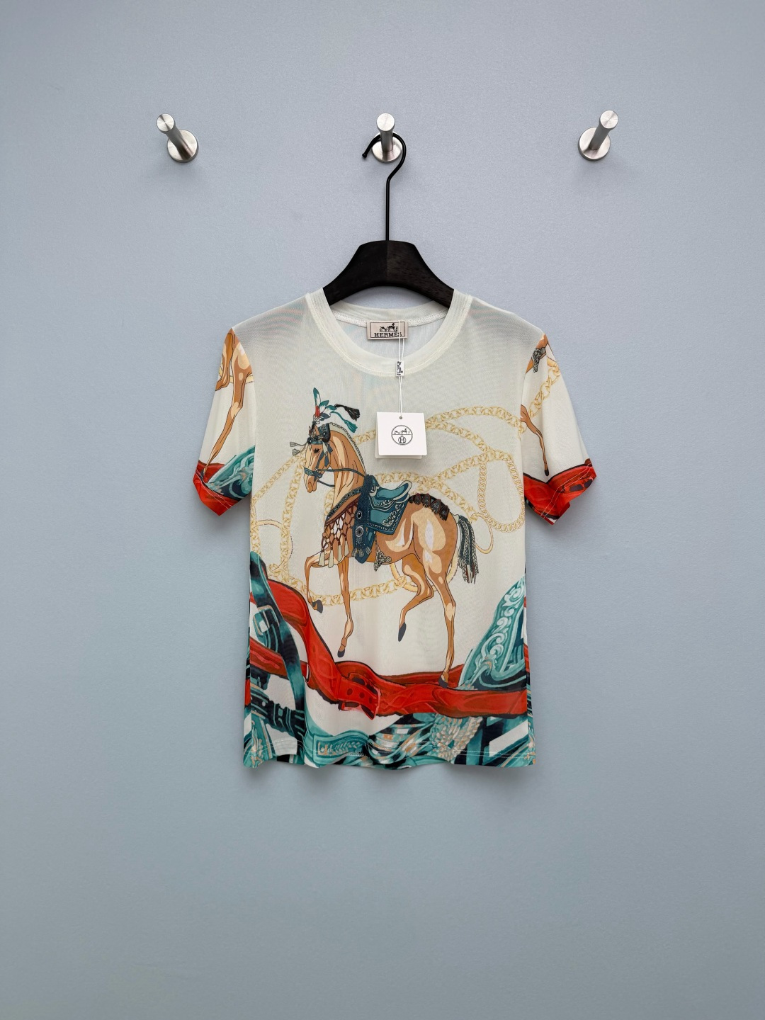 NO:776636,Hermè*26 new equestrian-themed mesh short-sleeved T-shirt, classic round neck + short sleeves + straight fit, highly tolerant to all body shapes, regardless of body shape. The three prints really have their own merits!  The green and red model’s costumed horse is retro and atmospheric, the pink model’s cartoon knight is lively and playful, and the blue and yellow model’s knotted frame is elegant and calm. Each model is like wearing a classic silk scarf ~ Who can resist this artistic mesh short-sleeve!  The thin mesh fabric is breathable and skin-friendly, and comes with a slightly translucent soft light filter. It is not boring to wear in summer. There are also skirts in the same series that can be matched with suits. The whole set is more discounted~ Tops 3 colors and 5 sizes SMLXLXXL, Hermès-clothing, hermes, hermes, skirts, T-shirt, tees, t-shirt,19860909Hermè*26新款马术主题网纱短袖T恤,经典圆领+短袖+直身版型,对各种身材包容度高,不挑身形 三款印花真的各有千秋！绿红款的盛装骏马复古大气,粉系款的卡通骑士活泼俏皮,蓝黄款的绳结框景优雅沉稳,每一款都像把经典丝巾穿在了身上～谁能拒绝这件满是艺术感的网纱短袖！轻薄的网纱面料透气又亲肤,自带微透柔光滤镜,夏天穿也完全不闷还有同系列半裙可搭配套装 整套更优惠哦~ 上衣 3色5码SMLXLXXL,爱马仕-服装,hermes,hermes,skirts,T-shirt,tees，t-shirt,,Women's clothing