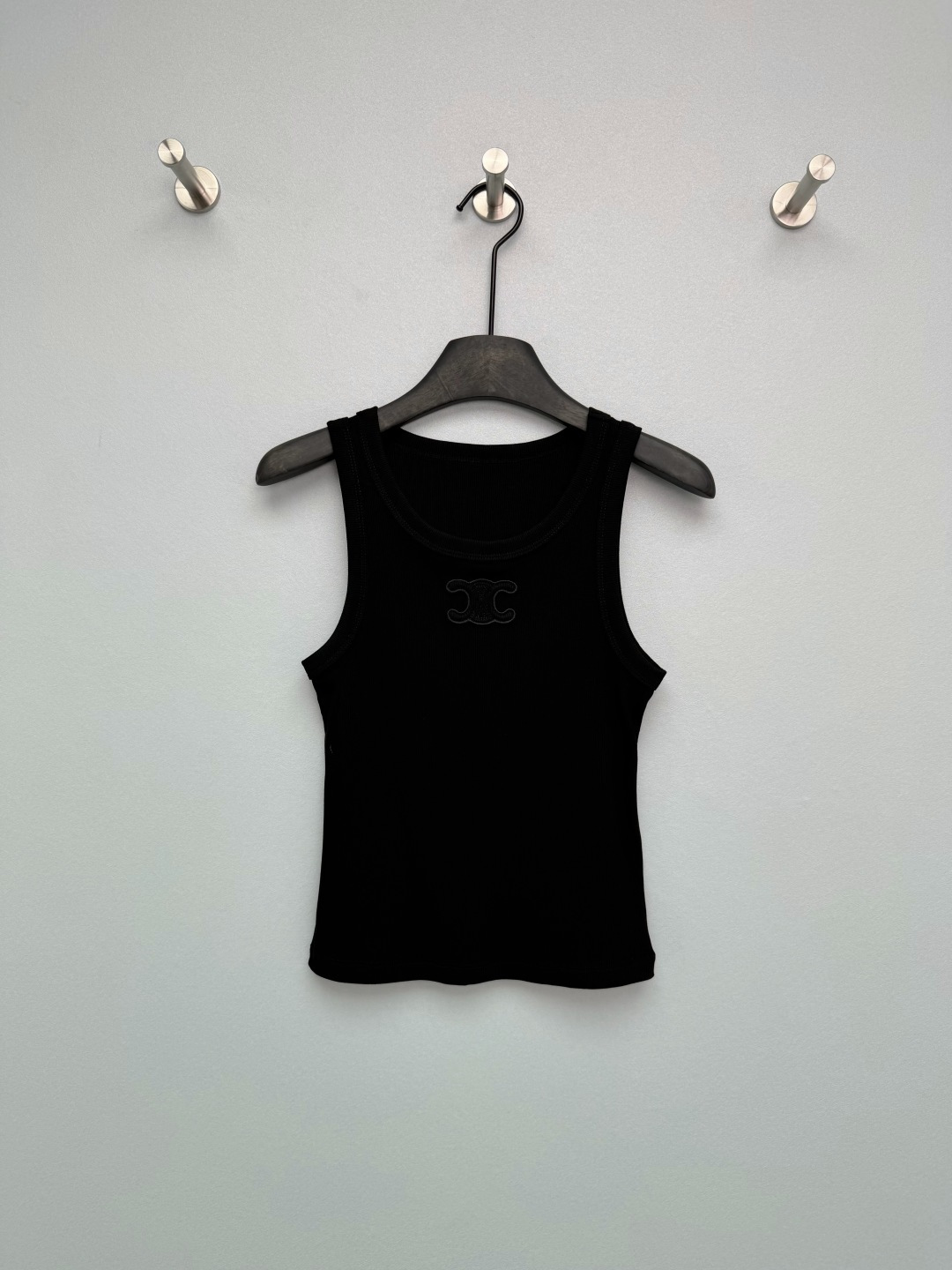 NO:776610,CELIN* 26 new Arc de Triomphe embroidered ribbed knitted vest. The soft and waxy ribbed knitted fabric is extremely comfortable to touch, has great elasticity, and is not stuffy at all when worn close to the body. The design of the wide shoulder straps + round neck is very understandable to us. It hides the secondary breasts and bye-bye muscles, and can also transform into right-angled shoulders in seconds!  The Arc de Triomphe embroidery of the same color on the chest is low-key and exquisite. Needless to say, it is an old-money style item with a high-end feel. Multiple colors are available (pink/white/black/brown), suitable for various styles. It can be worn alone, layered or as an inner layer. It can be worn in all seasons. SML in 4 colors and 3 sizes, Celine-clothing, celine, celine,19860909CELIN* 26新款凯旋门刺绣坑条针织背心 软糯的坑条针织摸起来巨舒服,弹力超棒,贴身穿也完全不闷宽肩带+圆领的设计太懂我们了,把副乳和拜拜肉藏得严严实实,还能秒变直角肩！胸前同色系的凯旋门刺绣低调又精致,不用多说就知道是高级感拉满的老钱风单品～多色可选（粉/白/黑/棕）,适配各种风格,可单穿、叠穿或作为内搭,四季都能穿~4色3码SML,赛琳-服装,celine,celine,,Women's clothing