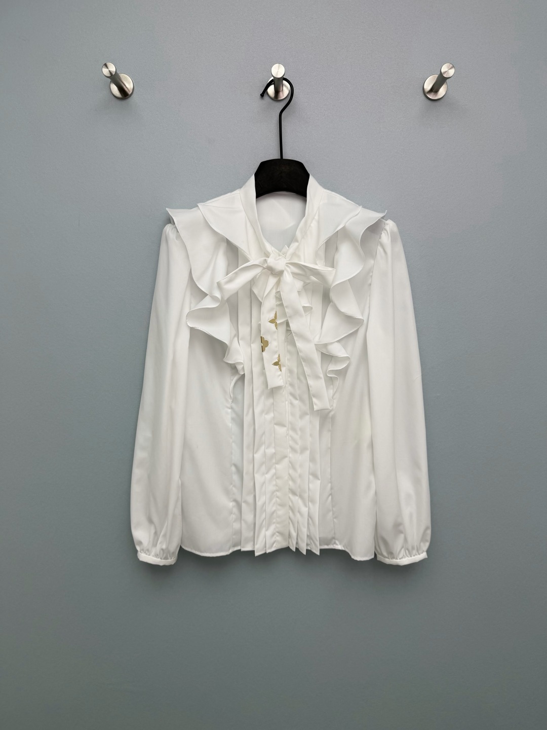 NO:777126,Louis Vuitto*26 new French retro ruffled bow white shirt, stand-up collar + lantern sleeve design, pleated front to add a sense of layering. Large ruffles on the front + ruffles on the back shoulders, making you walk with wind and full of romance!  The bow ribbon on the neckline is also embroidered with a golden four-leaf clover, which is low-key and exquisite. The small gold buttons with customized logo on the cuffs are the finishing touch. The details are ecstatic!  !  Wear it and transform directly into a French gentle lady. Monochrome size 3 SML, Louis Vuitton-clothing, louis vuitton, louis vuitton, shirts,19860909Louis Vuitto*26新款法式复古荷叶边蝴蝶结白衬衫 立领+灯笼袖设计,前襟压褶工艺增加层次感.前襟大荷叶边+后肩荷叶边,走路都带风,浪漫感直接拉满！领口的蝴蝶结飘带还绣着金色四叶草,低调又精致,袖口定制logo小金扣更是点睛之笔,细节控狂喜！！穿上直接变身法式温柔大小姐单色3码SML,路易威登-服装,louis vuitton,louis vuitton,shirts,,Women's clothing