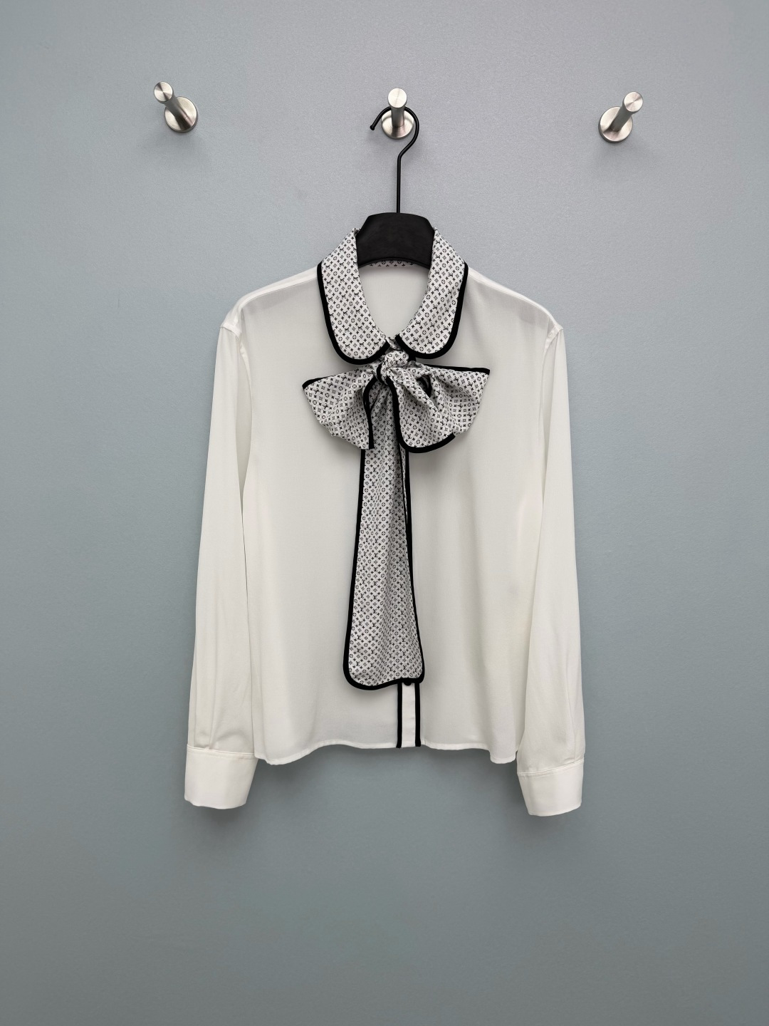 NO:777122,Louis Vuitto*26 new presbyopic print ribbon bow long-sleeved silk shirt, silk material, classic presbyopic lettering ribbon bow on the neckline is the soul!  Contrasting black edges + full printed dark lines, exquisite but not exaggerated. When tied up, it is French elegance, and when untied, it is a bit more casual and lazy~ Loose fit + draped silk fabric, which can effectively cover the fat on the waist and abdomen. The black edge binding process enhances the silhouette of the clothes and avoids the monotony of pure white shirts. It feels like a rich family's daughter!  Solid color size 3 SML,Louis Vuitton-clothing,louis vuitton,louis vuitton,shirts,real silk,19860909Louis Vuitto*26新款老花印花飘带蝴蝶结长袖真丝衬衫 真丝材质 领口经典老花字母的飘带系蝴蝶结是灵魂！黑边撞色+满印暗纹,精致又不浮夸,系上就是法式优雅,解开又多了几分随性慵懒～宽松版型+垂坠真丝面料,能有效遮盖腰腹赘肉 黑边包边工艺提升了衣服的轮廓感,避免了纯白衬衫的单调 富家千金既视感！单色3码SML,路易威登-服装,louis vuitton,louis vuitton,shirts,real silk,,Women's clothing