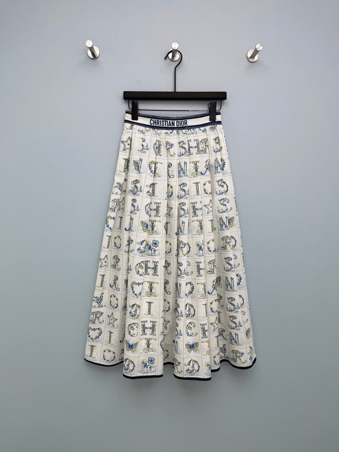 NO:777043,Dio*26’s new pleated skirt with floral lettering print. The all-over floral floral printing is so artistic!  The Dio* letters are combined with natural elements such as butterflies, lilies of the valley, and hearts to form a plaid artistic print, which is like wearing a retro pictorial on the body, gentle and high-end~ The CHRISTIA*DI*R logo on the waist is low-key and exquisite, and the two colors are available, whether it is fresh green or elegant blue, it looks white!  The high-waisted large A-line pleated version elongates the figure vertically. The pleated structure effectively covers the fat on the crotch and thighs, and is highly tolerant to various body types. There are also shirts in the same series to match~ Skirts 2 colors and 3 sizes SML, Dior-clothing, dior, dior, skirts,19860909Dio*26新款字母花卉印花压褶半裙 满版的字母花卉印花真的太有艺术感了！将Dio*字母与蝴蝶、铃兰、爱心等自然元素结合,形成格纹式艺术印花,像把复古画报穿在了身上,温柔又高级～ 腰头上的CHRISTIA*DI*R标识低调又精致,双色可选不管是清新绿还是优雅蓝都巨显白！ 高腰大A字百褶版型,纵向拉长身形,百褶结构有效遮盖胯部与大腿赘肉,对各种身材包容度高~还有同系列衬衣了搭配套装哦~ 半裙 2色3码SML,迪奥-服装,dior,dior,skirts,,Women's clothing