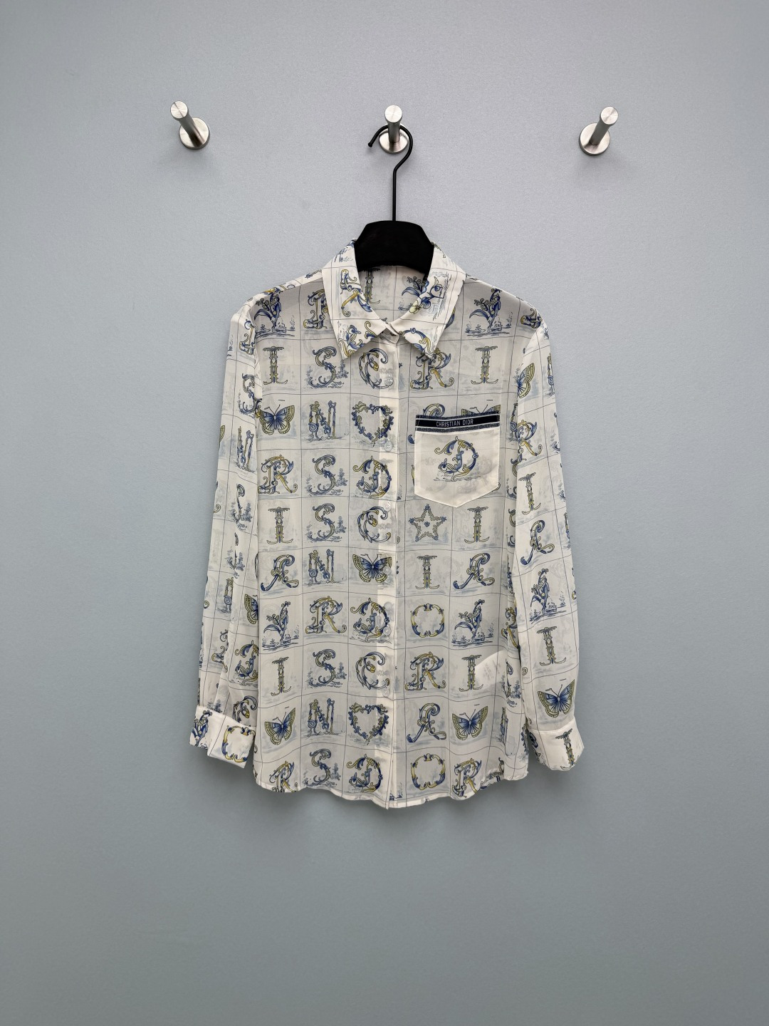 NO:777045,Dio*26 new letter floral print long-sleeved shirt. The all-over letter floral print is really artistic!  The Dio* letters are combined with natural elements such as butterflies, lilies of the valley, and hearts to form a plaid artistic print, which is like wearing a retro pictorial on the body, gentle and high-end ~ The CHRISTIA*DI*R logo on the chest bag is low-key and exquisite, and it is available in two colors, whether it is fresh green or elegant blue, it looks white!  The loose fit is also very friendly to chubby sisters. It covers the flesh and makes you look slimmer. It looks good with any outfit!  The light chiffon fabric has a great drape and feels soft and waxy. It is not boring at all in spring and summer. There are also skirts from the same series that can be matched with suits~ Shirts 2 colors and 3 sizes SML, Dior-clothing, dior, dior, skirts, shirts,19860909Dio*26新款字母花卉印花长袖衬衫 满版的字母花卉印花真的太有艺术感了！将Dio*字母与蝴蝶、铃兰、爱心等自然元素结合,形成格纹式艺术印花,像把复古画报穿在了身上,温柔又高级～ 胸袋上的CHRISTIA*DI*R标识低调又精致,双色可选不管是清新绿还是优雅蓝都巨显白！宽松版型对微胖姐妹也太友好了,遮肉又显瘦,随便搭都好看！轻薄的雪纺面料垂感超棒,摸起来软软糯糯的,春夏穿也完全不闷还有同系列半裙可搭配套装哦~ 衬衣 2色3码SML,迪奥-服装,dior,dior,skirts,shirts,,Women's clothing