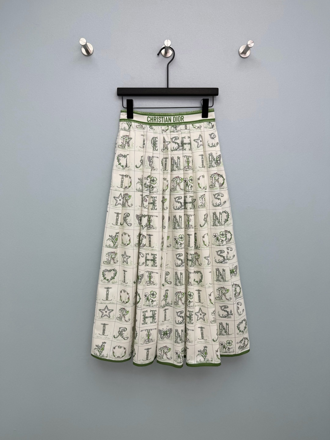 NO:777055,Dio*26’s new pleated skirt with floral lettering print. The all-over floral floral printing is so artistic!  The Dio* letters are combined with natural elements such as butterflies, lilies of the valley, and hearts to form a plaid artistic print, which is like wearing a retro pictorial on the body, gentle and high-end~ The CHRISTIA*DI*R logo on the waist is low-key and exquisite, and the two colors are available, whether it is fresh green or elegant blue, it looks white!  The high-waisted large A-line pleated version elongates the figure vertically. The pleated structure effectively covers the fat on the crotch and thighs, and is highly tolerant to various body types. There are also shirts in the same series to match~ Skirts 2 colors and 3 sizes SML, Dior-clothing, dior, dior, skirts,19860909Dio*26新款字母花卉印花压褶半裙 满版的字母花卉印花真的太有艺术感了！将Dio*字母与蝴蝶、铃兰、爱心等自然元素结合,形成格纹式艺术印花,像把复古画报穿在了身上,温柔又高级～ 腰头上的CHRISTIA*DI*R标识低调又精致,双色可选不管是清新绿还是优雅蓝都巨显白！ 高腰大A字百褶版型,纵向拉长身形,百褶结构有效遮盖胯部与大腿赘肉,对各种身材包容度高~还有同系列衬衣了搭配套装哦~ 半裙 2色3码SML,迪奥-服装,dior,dior,skirts,,Women's clothing