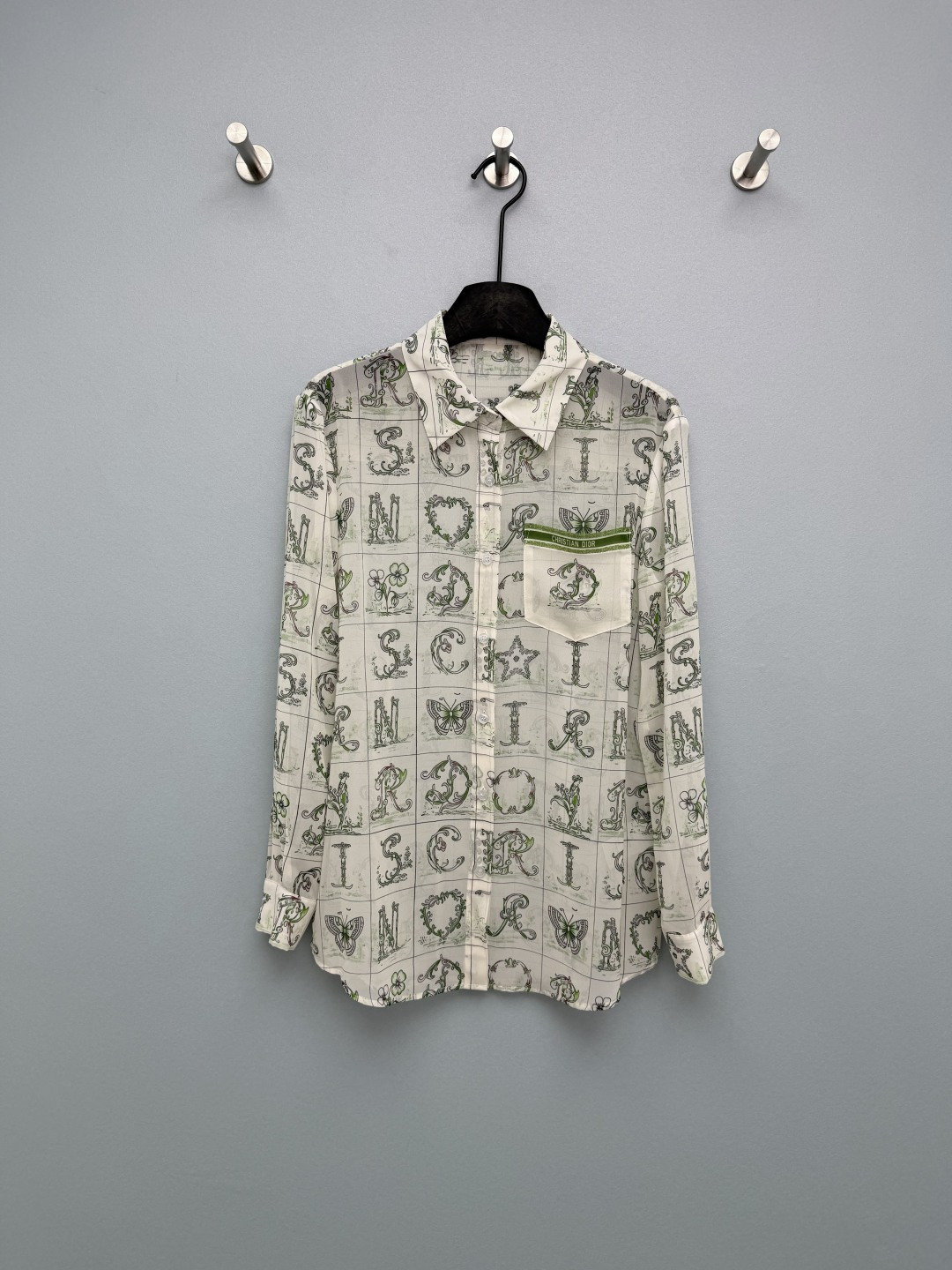 NO:777060,Dio*26 new letter floral print long-sleeved shirt. The all-over letter floral print is really artistic!  The Dio* letters are combined with natural elements such as butterflies, lilies of the valley, and hearts to form a plaid artistic print, which is like wearing a retro pictorial on the body, gentle and high-end ~ The CHRISTIA*DI*R logo on the chest bag is low-key and exquisite, and it is available in two colors, whether it is fresh green or elegant blue, it looks white!  The loose fit is also very friendly to chubby sisters. It covers the flesh and makes you look slimmer. It looks good with any outfit!  The light chiffon fabric has a great drape and feels soft and waxy. It is not boring at all in spring and summer. There are also skirts from the same series that can be matched with suits~ Shirts 2 colors and 3 sizes SML, Dior-clothing, dior, dior, skirts, shirts,19860909Dio*26新款字母花卉印花长袖衬衫 满版的字母花卉印花真的太有艺术感了！将Dio*字母与蝴蝶、铃兰、爱心等自然元素结合,形成格纹式艺术印花,像把复古画报穿在了身上,温柔又高级～ 胸袋上的CHRISTIA*DI*R标识低调又精致,双色可选不管是清新绿还是优雅蓝都巨显白！宽松版型对微胖姐妹也太友好了,遮肉又显瘦,随便搭都好看！轻薄的雪纺面料垂感超棒,摸起来软软糯糯的,春夏穿也完全不闷还有同系列半裙可搭配套装哦~ 衬衣 2色3码SML,迪奥-服装,dior,dior,skirts,shirts,,Women's clothing