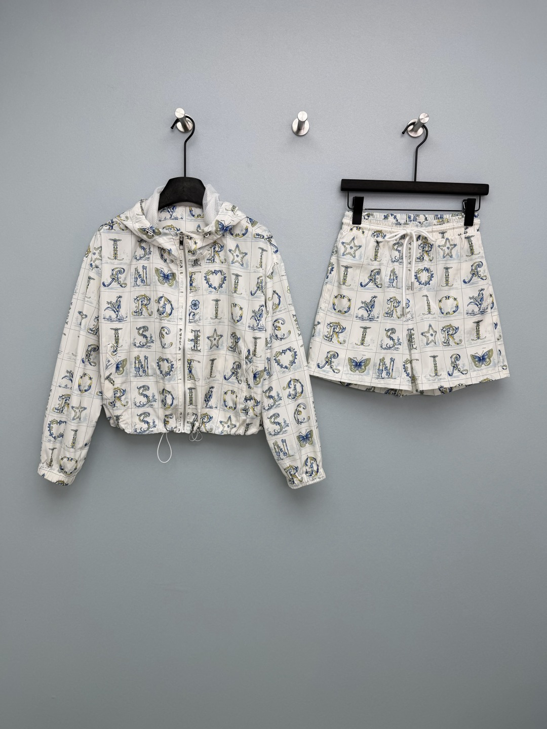 NO:777076,Dio*26 new letter floral print casual suit, hooded jacket and shorts combination. The all-over letter floral print is really artistic!  The Dio* letters are combined with natural elements such as butterflies, lilies of the valley, and hearts to form a plaid artistic print, which is like wearing a retro pictorial on the body. It is gentle and high-end ~ It is made of light and windproof nylon fabric. The inner mesh is breathable, so it is comfortable and not stuffy to wear. The short jacket + high-waisted shorts version is very familiar to us. It can get long legs in one second, cover the flesh and make you look slimmer. Two colors are available, whether it is fresh green or elegant blue, it will look great!  2 colors and 3 codes SML, Dior-clothing, dior, dior, shorts, jackets & coats, hats,19860909Dio*26新款字母花卉印花休闲套装 连帽外套短裤得组合 满版的字母花卉印花真的太有艺术感了！将Dio*字母与蝴蝶、铃兰、爱心等自然元素结合,形成格纹式艺术印花,像把复古画报穿在了身上,温柔又高级～采用轻薄防风尼龙面料 内里网眼透气设计,穿着舒适不闷 短款外套+高腰短裤的版型太懂我们了,一秒get大长腿,遮肉又显瘦,双色可选不管是清新绿还是优雅蓝都巨显白！2色3码SML,迪奥-服装,dior,dior,shorts,jackets & coats,hats,,Women's clothing
