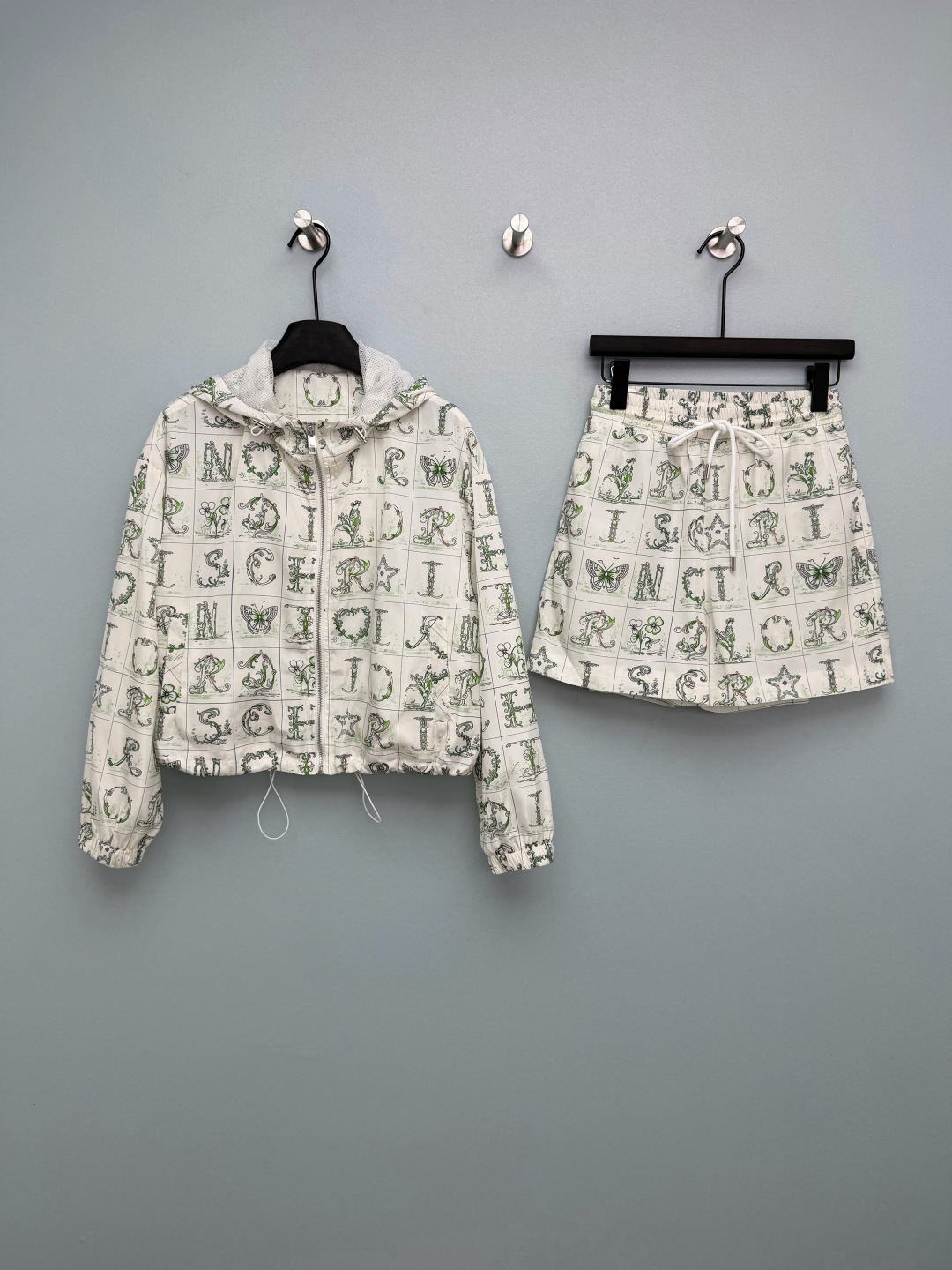 NO:777068,Dio*26 new letter floral print casual suit, hooded jacket and shorts combination. The all-over letter floral print is really artistic!  The Dio* letters are combined with natural elements such as butterflies, lilies of the valley, and hearts to form a plaid artistic print, which is like wearing a retro pictorial on the body. It is gentle and high-end ~ It is made of light and windproof nylon fabric. The inner mesh is breathable, so it is comfortable and not stuffy to wear. The short jacket + high-waisted shorts version is very familiar to us. It can get long legs in one second, cover the flesh and make you look slimmer. Two colors are available, whether it is fresh green or elegant blue, it will look great!  2 colors and 3 codes SML, Dior-clothing, dior, dior, shorts, jackets & coats, hats,19860909Dio*26新款字母花卉印花休闲套装 连帽外套短裤得组合 满版的字母花卉印花真的太有艺术感了！将Dio*字母与蝴蝶、铃兰、爱心等自然元素结合,形成格纹式艺术印花,像把复古画报穿在了身上,温柔又高级～采用轻薄防风尼龙面料 内里网眼透气设计,穿着舒适不闷 短款外套+高腰短裤的版型太懂我们了,一秒get大长腿,遮肉又显瘦,双色可选不管是清新绿还是优雅蓝都巨显白！2色3码SML,迪奥-服装,dior,dior,shorts,jackets & coats,hats,,Women's clothing