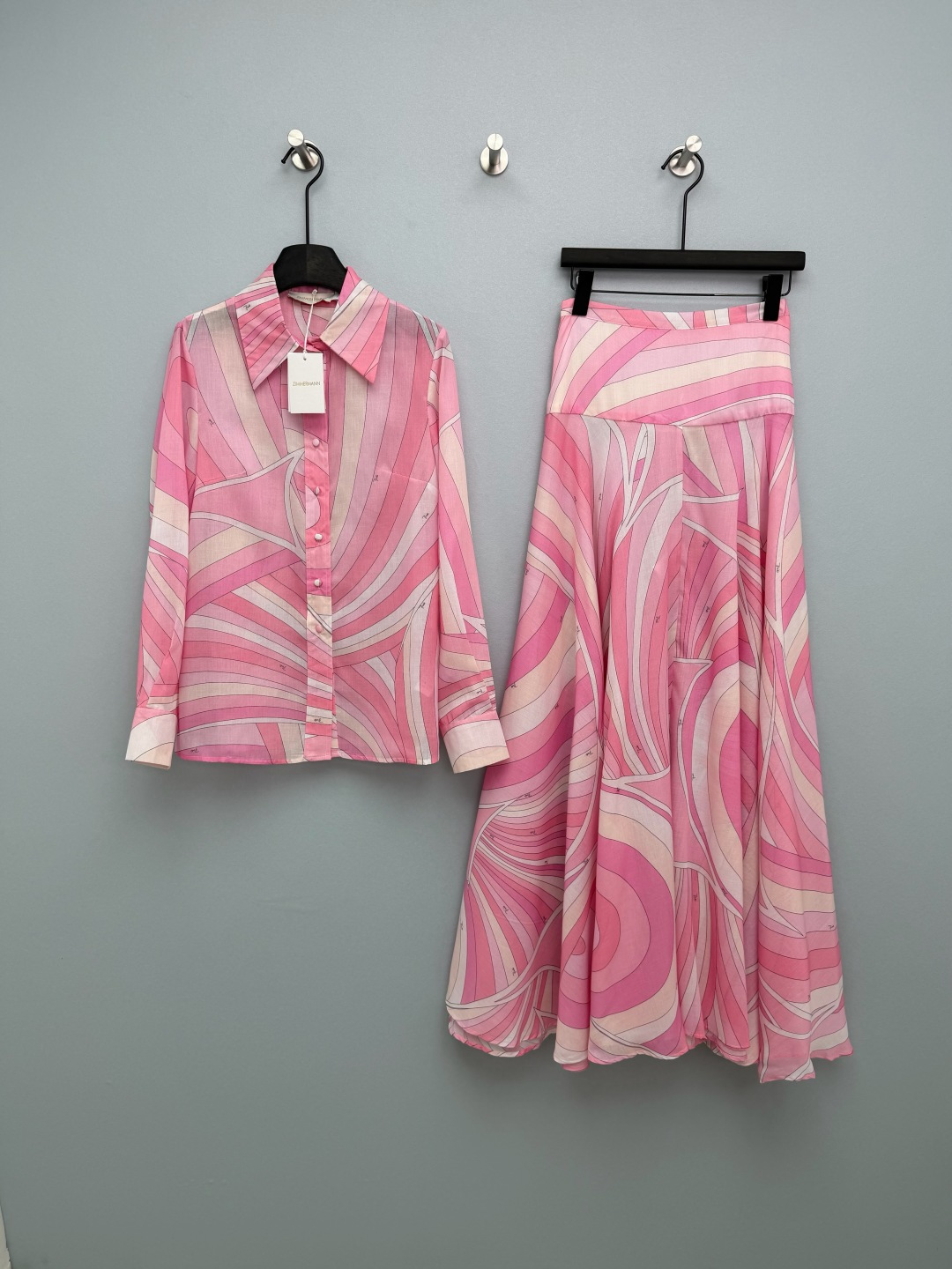 NO:777326,ZIMMERMAN*26 New Macaron Retro Corrugated Printed Shirt and Skirt Set. Sold as a set. The shirt and skirt are of the same color. Wear them directly as a set to create a complete look. They can also be split and worn individually. They are highly adaptable. Two colors are available, pink and white interlaced swirl ripple zim.  The small letter print has a retro atmosphere of the 1970s, and you will look like a walking picture when you wear it. The blue and white retro water ripple print is smart and high-end, and the low-saturated blue tone is not picky at all. Sisters with yellow skin can rest assured. The high-waisted and large-swing skirt will make your legs look longer. In summer, you will need the colorful dopamine macaron color!  2 colors and 4 codes SMLXL, Zimmerman-clothing, skirts, shirts,19860909ZIMMERMAN*26新款马卡龙复古波纹印花衬衫半裙套装 整套出售 衬衫+半裙同花色,直接成套穿就是完整造型,也可拆分单穿,适配性极强 两色可选粉白交织漩涡波纹zim 小字母印花,自带70年代复古氛围感,穿上就是行走的画报,蓝白复古水波纹印花灵动又高级,低饱和蓝调完全不挑皮,黄皮姐妹放心冲,高腰大摆裙巨显腿长,夏天就要彩色多巴胺马卡龙色系！ 2色4码SMLXL,兹默曼-服装,skirts,shirts,,Women's clothing