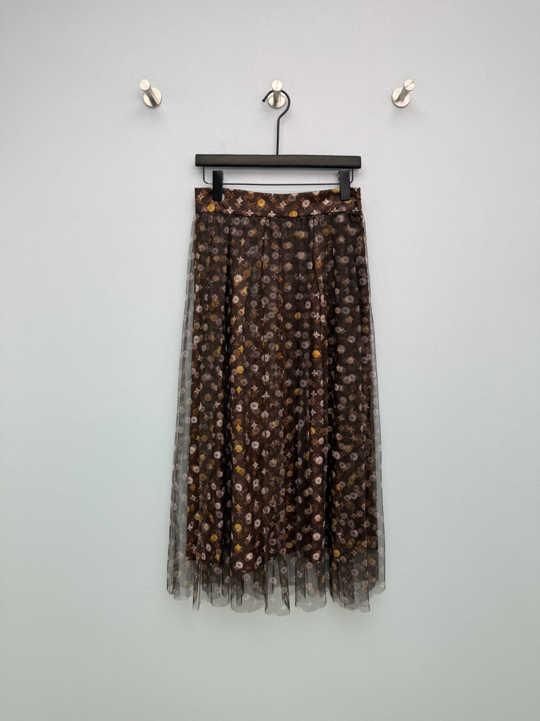 NO:777315,Louis Vuitto*26 new presbyopia daisy retro mesh skirt. The outer layer is made of light mesh material, which has a hazy and soft feeling, and is elegant and flexible when walking. The inner layer is made of smooth and skin-friendly printed fabric, which combines comfort and drape to avoid being exposed. It combines classic presbyopia elements and fresh daisy patterns. The dark brown background is matched with yellow and white contrasting colors. It is gentle in retro. The dark brown presbyopia print comes with a retro filter.  The double-layer combination of mesh and printed fabric is soft but not collapsed!  Solid color size 3 SML,Louis Vuitton-clothing,louis vuitton,louis vuitton,skirts,19860909Louis Vuitto*26新款老花雏菊复古网纱半身裙 外层为轻薄网纱材质,自带朦胧柔美感,行走时飘逸灵动；内层为顺滑亲肤的印花面料,兼顾舒适度与垂坠感,避免走光.融合经典老花元素与清新小雏菊图案,深棕底色搭配黄、白撞色,复古中透着温柔,深棕底色的老花印花,自带复古滤镜 网纱与印花面料的双层结合,柔而不塌！单色3码SML,路易威登-服装,louis vuitton,louis vuitton,skirts,,Women's clothing