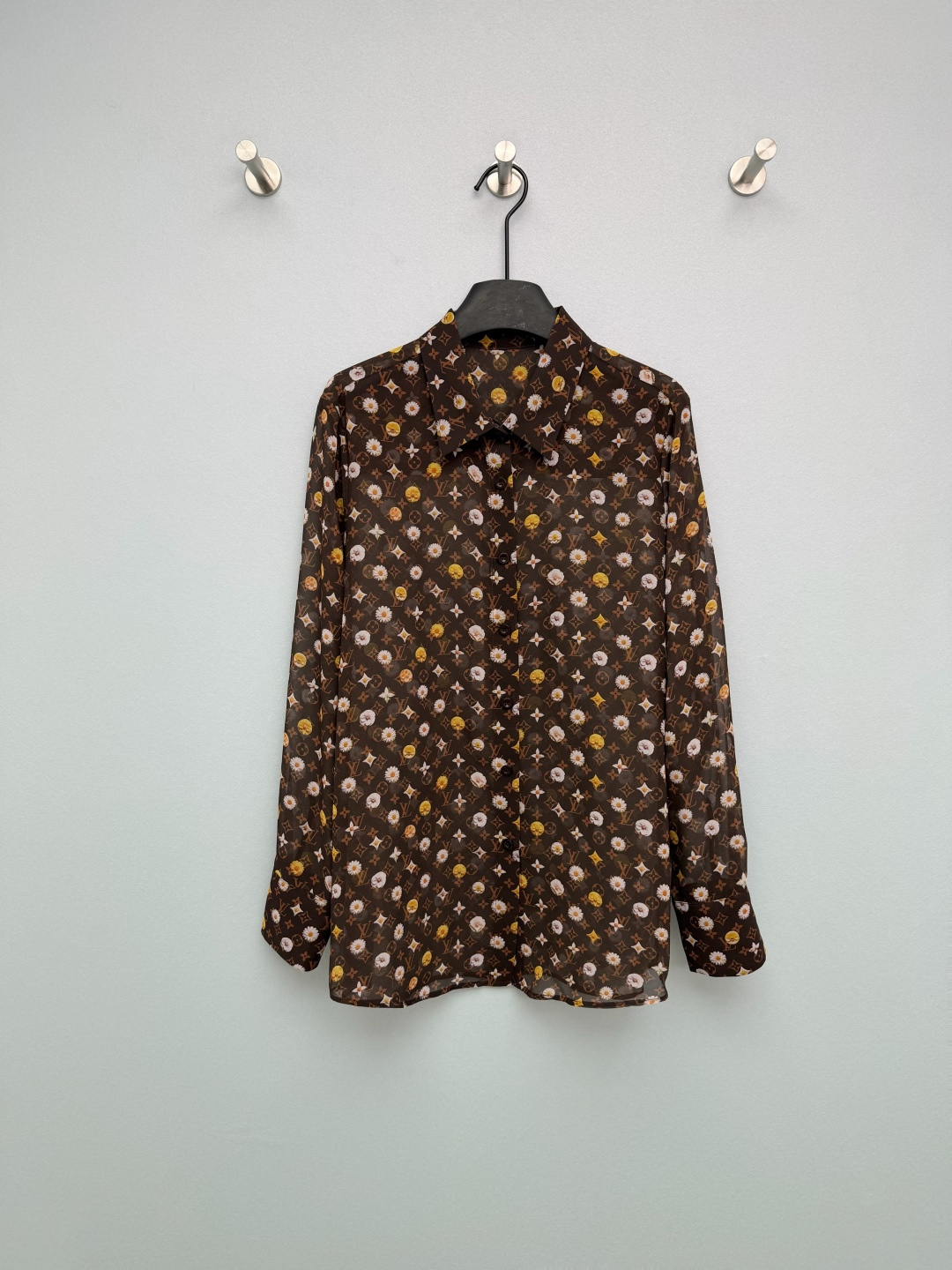 NO:777335,Louis Vuitto*26 new presbyopic daisy printed shirt. The dark brown background color combines the LV presbyopic logo and the fresh daisy pattern. It has a retro light luxury feel. The contrasting color of yellow and white breaks the dullness. It is high-end and white. The slightly transparent chiffon fabric comes with a hazy filter. It is gentle when worn alone. It is also fashionable to wear as a cardigan for sun protection. Pair it with the same series of wide-leg pants and mesh skirts. It will turn heads when you go out. Retro lovers really can't refuse it. It is a must-have in your spring and summer wardrobe!  Solid color size 3 SML,Louis Vuitton-clothing,louis vuitton,louis vuitton,louis vuitton,skirts,19860909Louis Vuitto*26新款老花雏菊印花衬衣 深棕底色融合LV老花标识与清新小雏菊图案,复古轻奢感拉满,黄白撞色打破沉闷,高级又显白,微透雪纺面料自带朦胧滤镜,单穿温柔,做开衫防晒又时髦~ 和同系列阔腿裤、网纱裙搭成套,出门回头率直接拉满 复古控真的无法拒绝,春夏衣橱必须有它！单色3码SML,路易威登-服装,louis vuitton,louis vuitton,louis vuitton,skirts,,Women's clothing