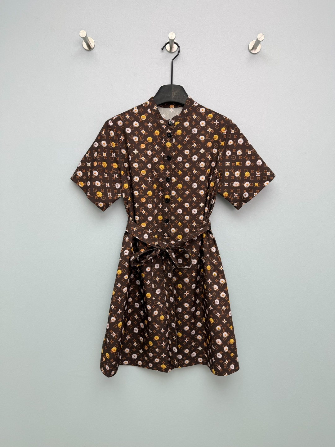 NO:777342,Louis Vuitto*26 new presbyopia daisy print short-sleeved dress. The dark brown background color combines the LV presbyopia logo and the fresh daisy pattern. It has a retro light luxury feel. The contrasting yellow and white colors break the dullness, and it is high-end and white. The waist is slim. The stand-up collar is single-breasted and has a full retro feel. The belt with the same fabric accurately tightens the waist, transforming into an hourglass figure in seconds.  Retro lovers really can’t refuse, and lazy people’s outfits will make them look like gods!  Solid color size 3 SML,Louis Vuitton-clothing,louis vuitton,louis vuitton,louis vuitton,skirts,T-shirt,19860909Louis Vuitto*26新款老花雏菊印花短袖连衣裙 深棕底色融合LV老花标识与清新小雏菊图案,复古轻奢感拉满,黄白撞色打破沉闷,高级又显白收腰.立领单排扣复古感拉满,同面料腰带精准收腰,秒变沙漏身材 A字裙摆巨藏肉,梨形姐妹直接冲 垂顺面料挺括不皱,穿一天都有型,通勤约会都能打 复古控真的无法拒绝,懒人穿搭直接封神！单色3码SML,路易威登-服装,louis vuitton,louis vuitton,louis vuitton,skirts,T-shirt,,Women's clothing