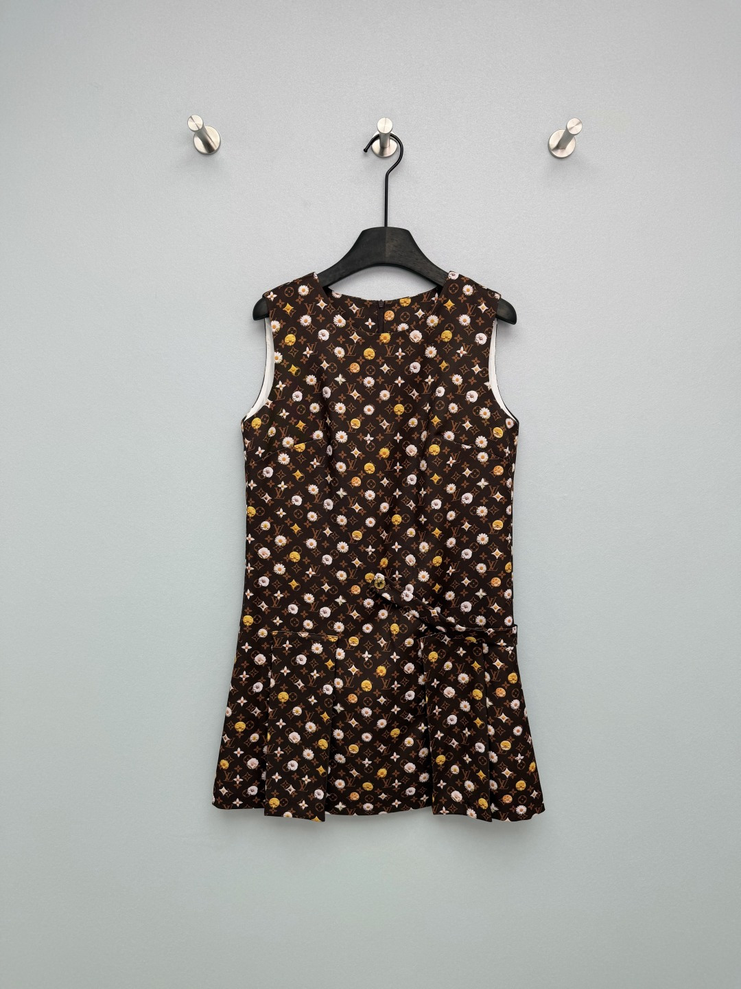NO:777349,Louis Vuitto*26 new presbyopia daisy sleeveless dress L's iconic dark brown Monogram presbyopia is used as the base, with elements of white daisy and golden smiley face/sunflower, breaking the heavy feeling of presbyopia. It has both brand recognition and girlishness, and is suitable for a variety of dressing styles. The sleeveless round neckline shows off the shoulder and neck lines, and the waist is twisted to tighten the waist to directly increase the proportions. The lotus leaf skirt covers the flesh and is flexible, and the pear-shaped figure can be seen with closed eyes!  Practical ceiling, there is always a need for such a presbyopic skirt in the wardrobe!  Solid color size 3 SML,Louis Vuitton-clothing,louis vuitton,louis vuitton,skirts,19860909Louis Vuitto*26新款老花雏菊无袖连衣裙 L标志性的深棕Monogram老花为基底,融入白色雏菊、金色笑脸/太阳花元素,打破了老花的厚重感,兼具品牌辨识度与少女感,适配多种穿搭风格.无无袖圆领巨显肩颈线条,腰部扭结收腰直接把比例拉满,荷叶裙摆遮肉又灵动,梨形身材直接闭眼冲！实用性天花板,衣柜里永远缺一条这样的老花裙！单色3码SML,路易威登-服装,louis vuitton,louis vuitton,skirts,,Women's clothing
